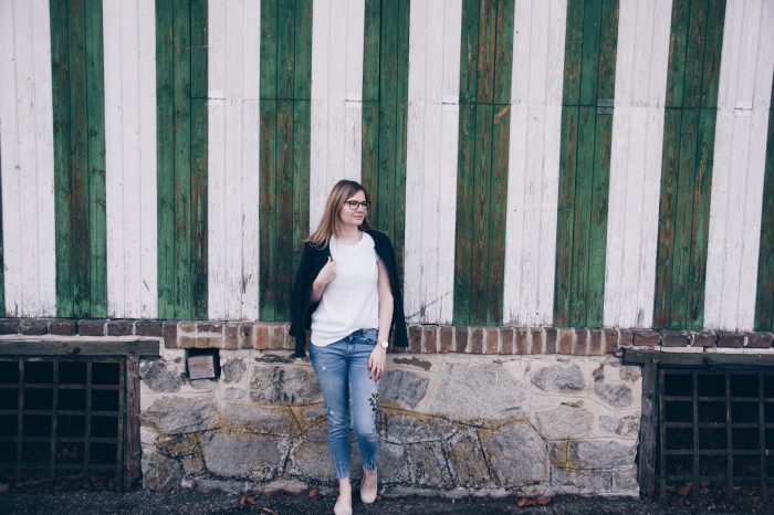 Streetstyle: Jeans mit Blumen Stickerei und Spitzen Bluse
