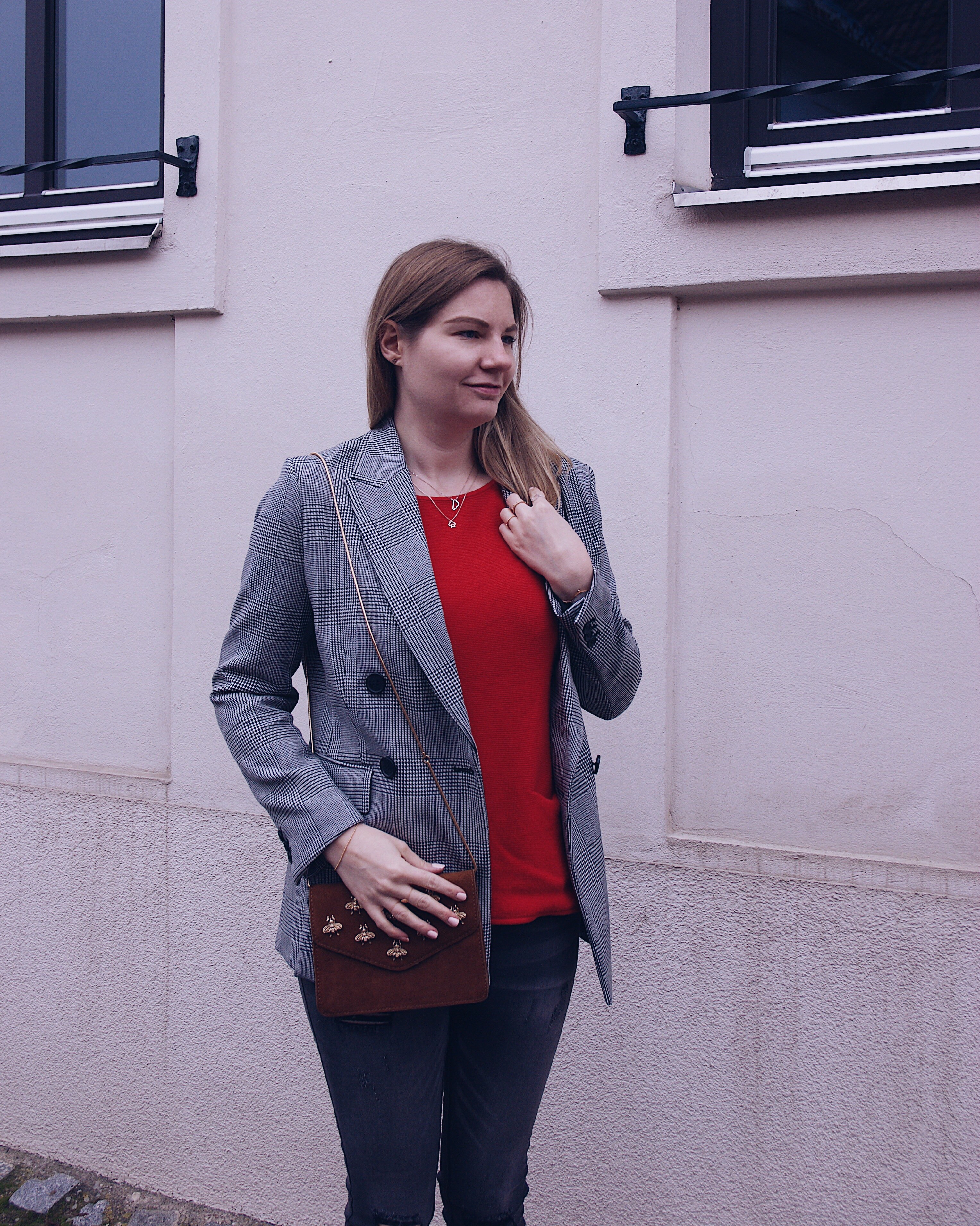 Hahnentritt Blazer, roter Pullover, destroyed Jeans