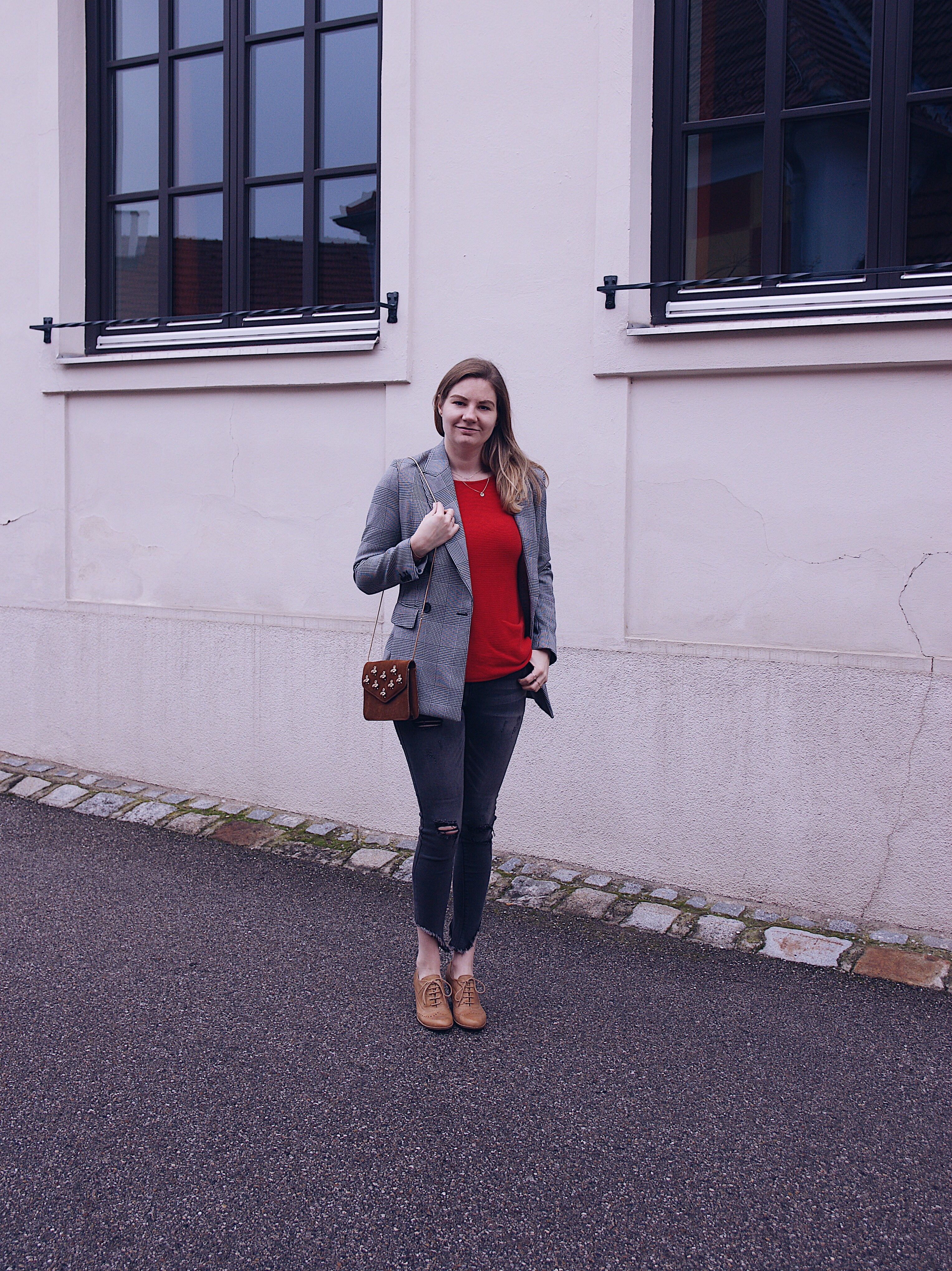 Hahnentritt Blazer, roter Pullover, destroyed Jeans