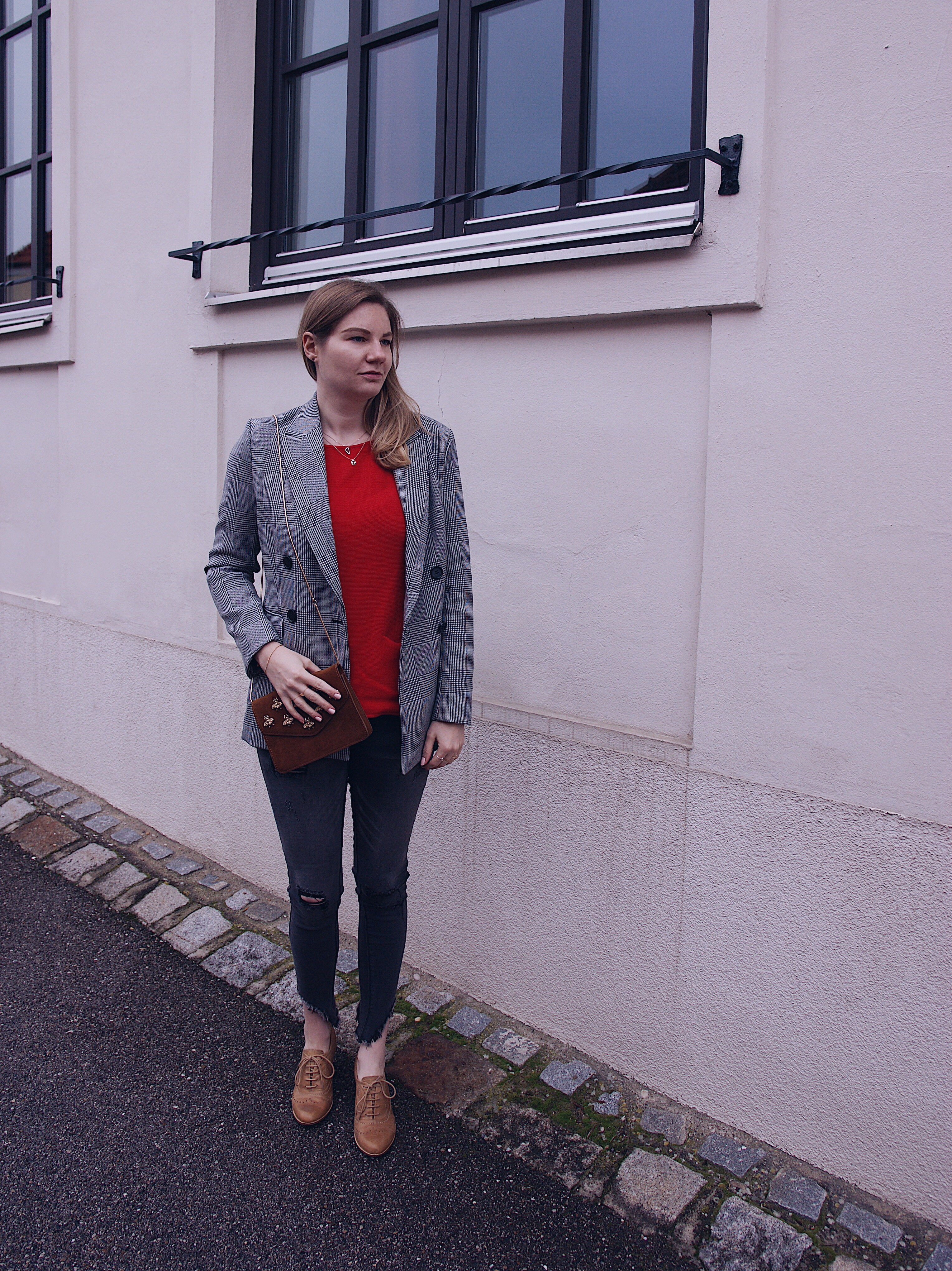 Hahnentritt Blazer, roter Pullover, destroyed Jeans