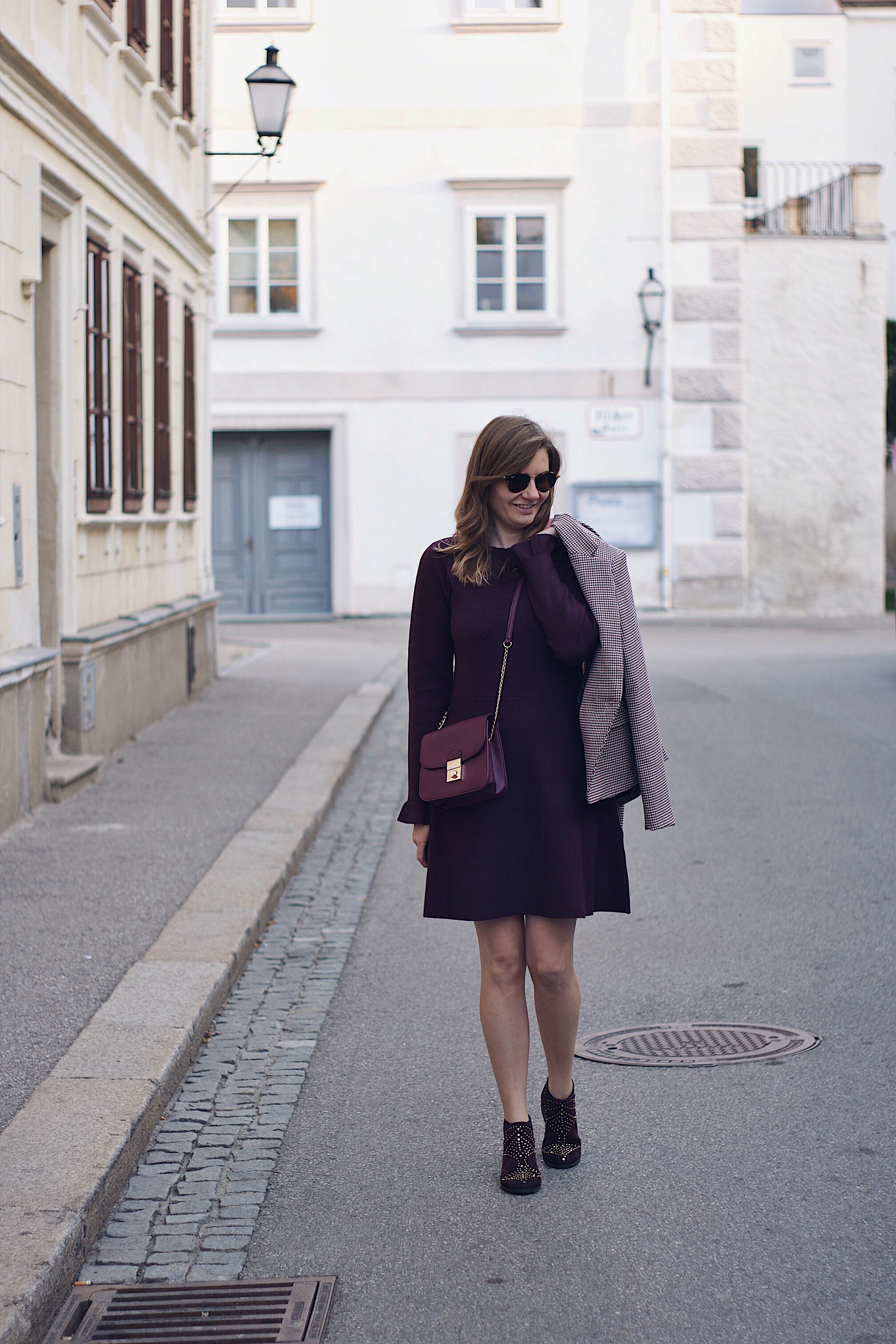 Streetstyle Herbst Outfit: Stiefeletten mit NIeten, Kleid und Blazer