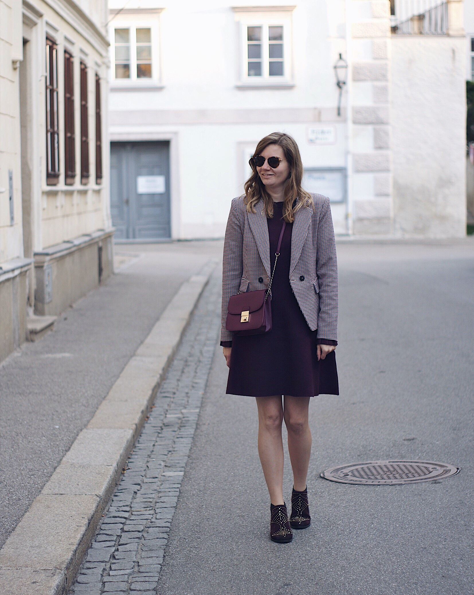 Streetstyle Herbst Outfit: Stiefeletten mit NIeten, Kleid und Blazer