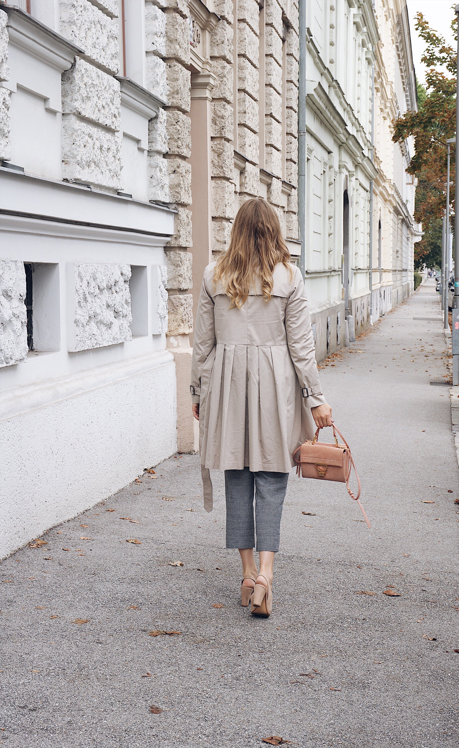 Trenchcoat Outfit im Herbst