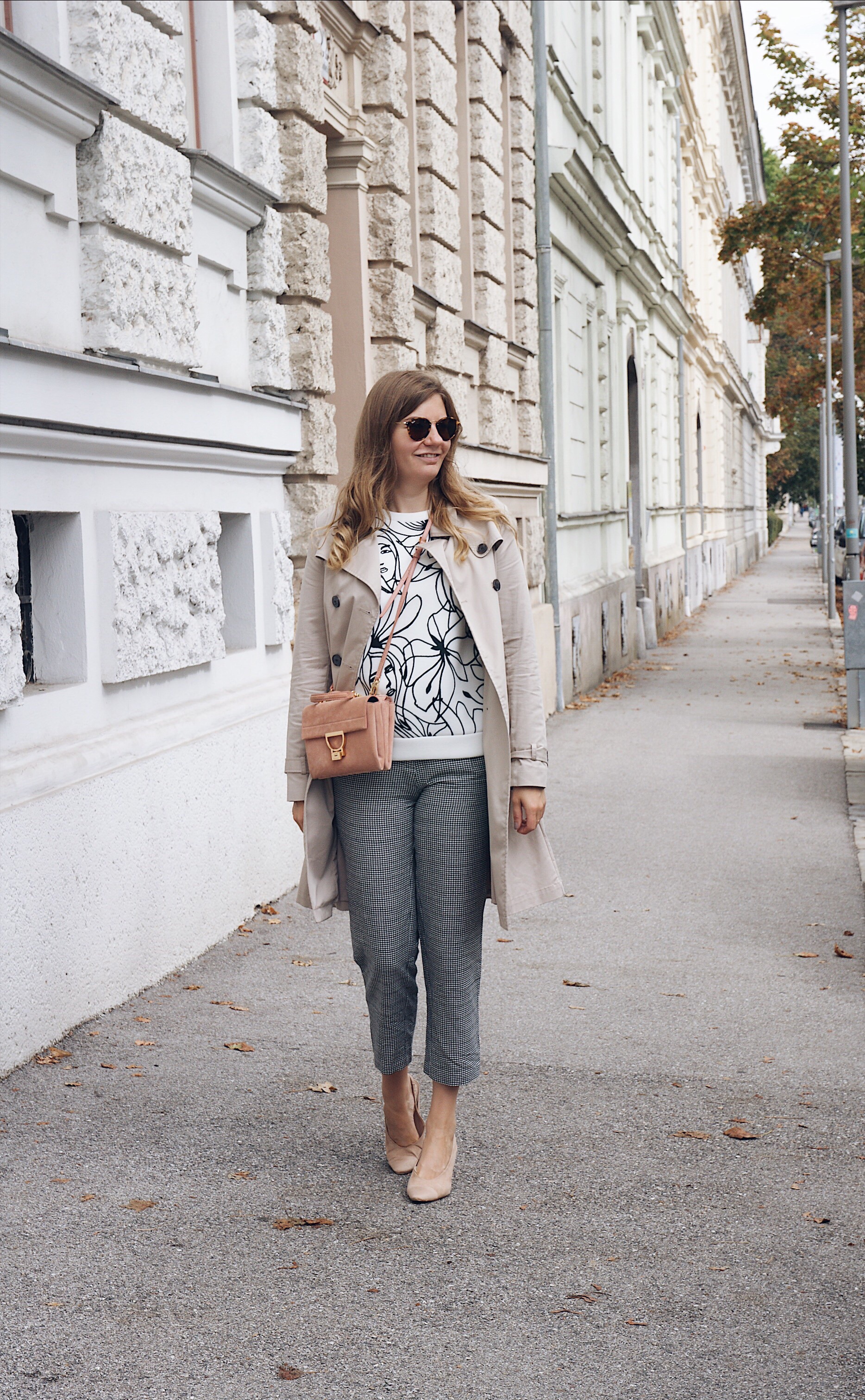 Trenchcoat Outfit im Herbst