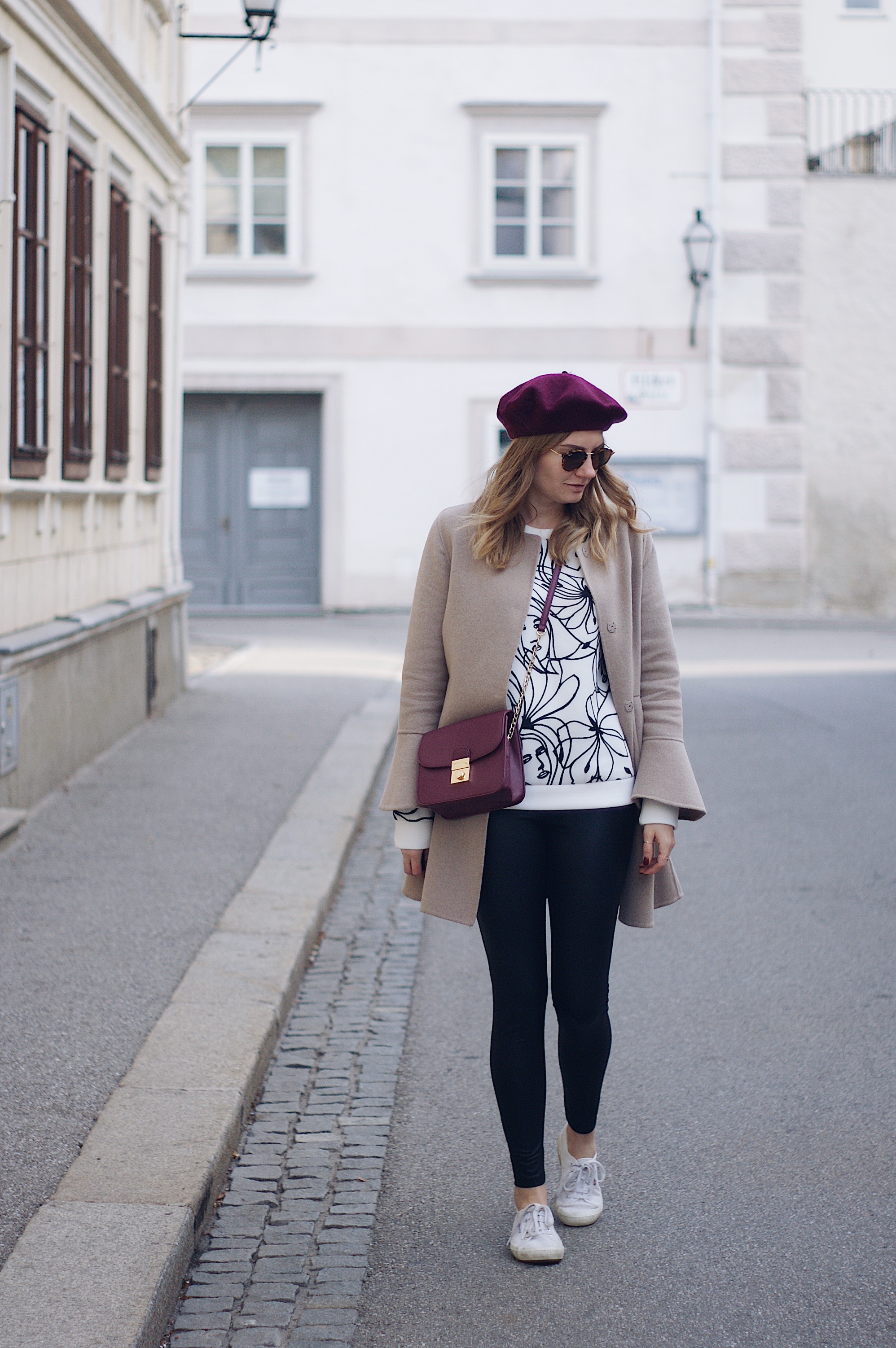 Herbst Streetstyle Outfit mit Mantel und Baskenmütze 