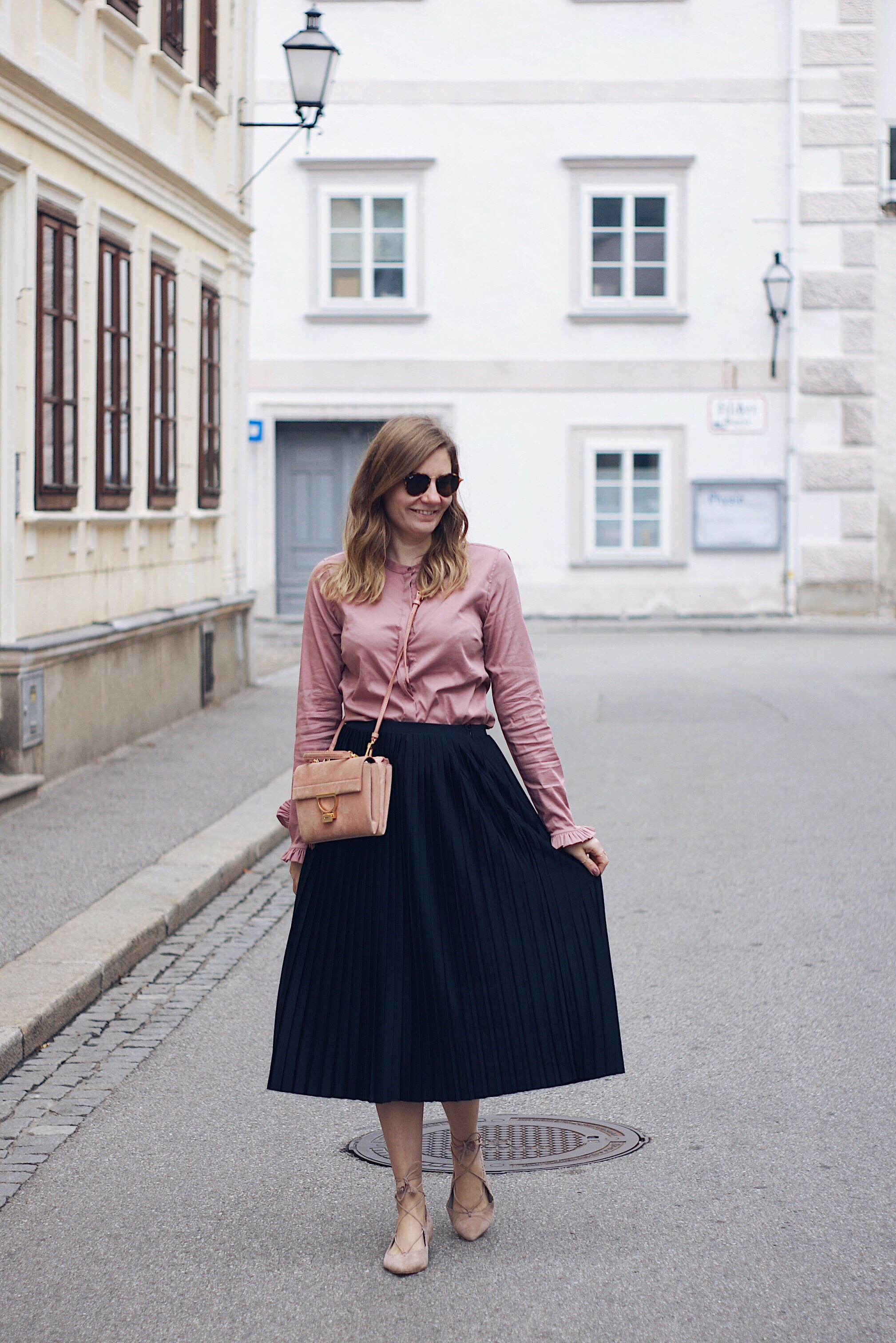 Streetstyle Herbst Outfit mit Plisseerock, Bluse und Sling Pumps