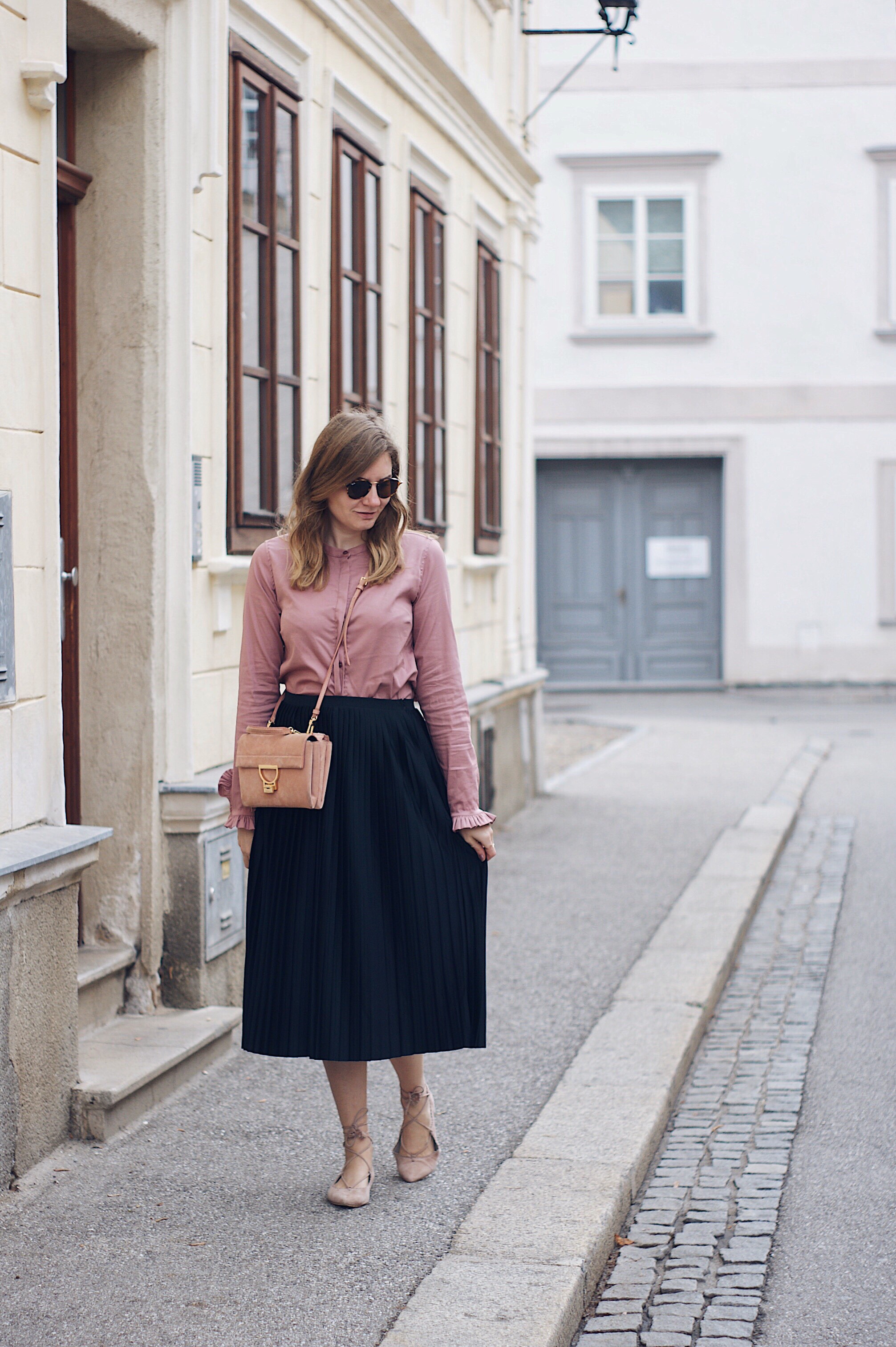 Streetstyle Herbst Outfit mit Plisseerock, Bluse und Sling Pumps