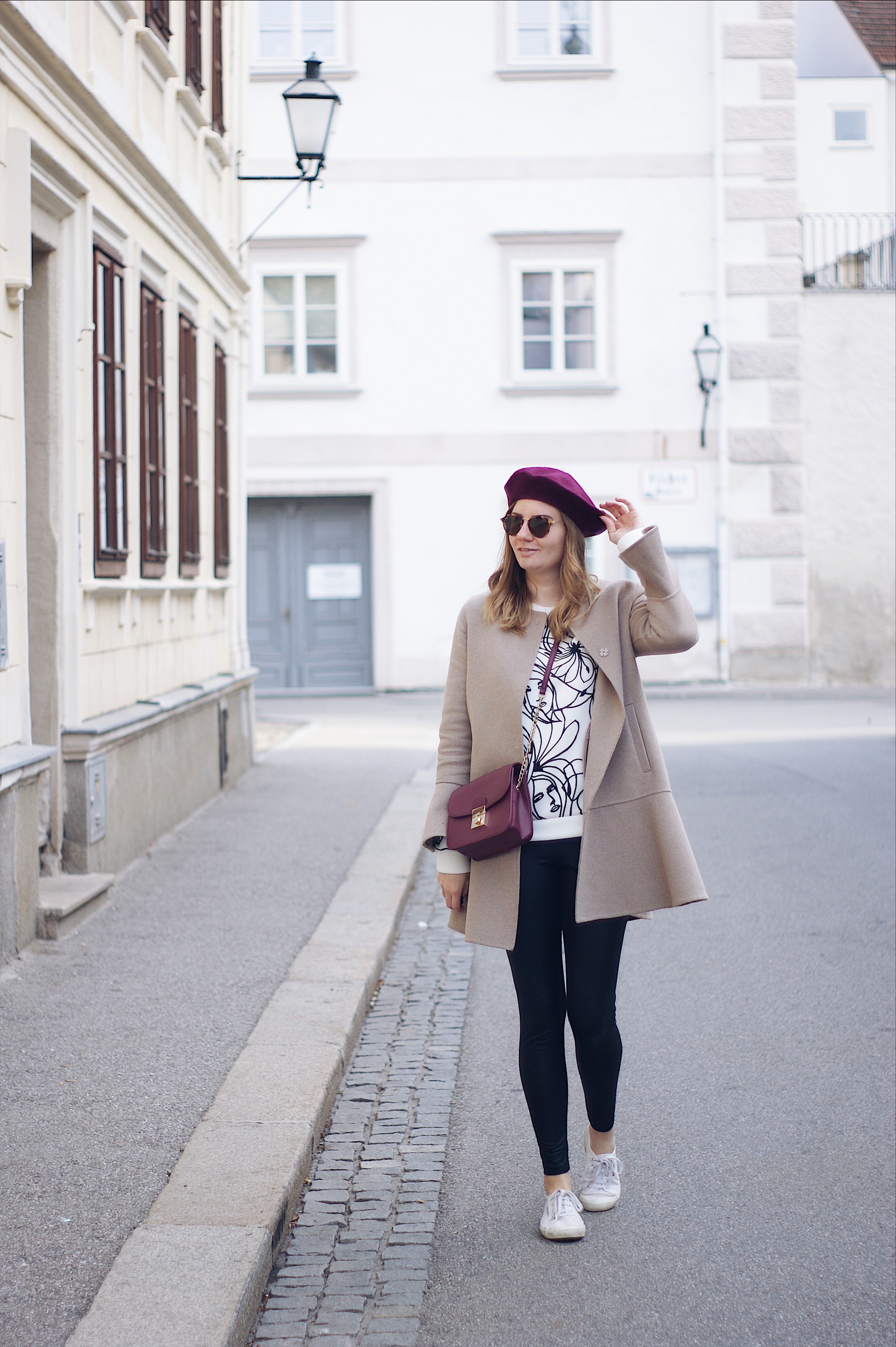 Herbst Streetstyle Outfit mit Mantel und Baskenmütze 