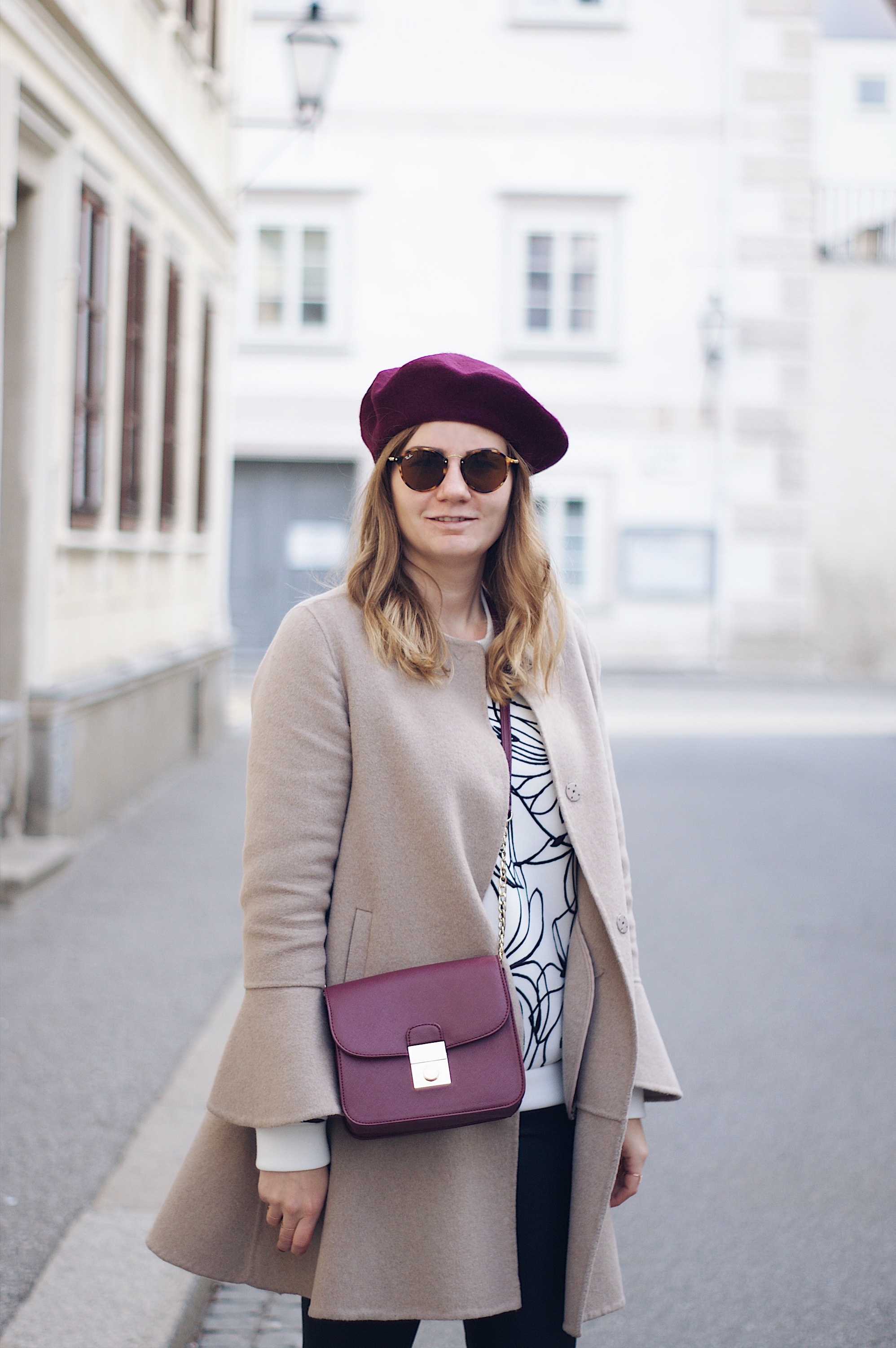 Herbst Streetstyle Outfit mit Mantel und Baskenmütze 