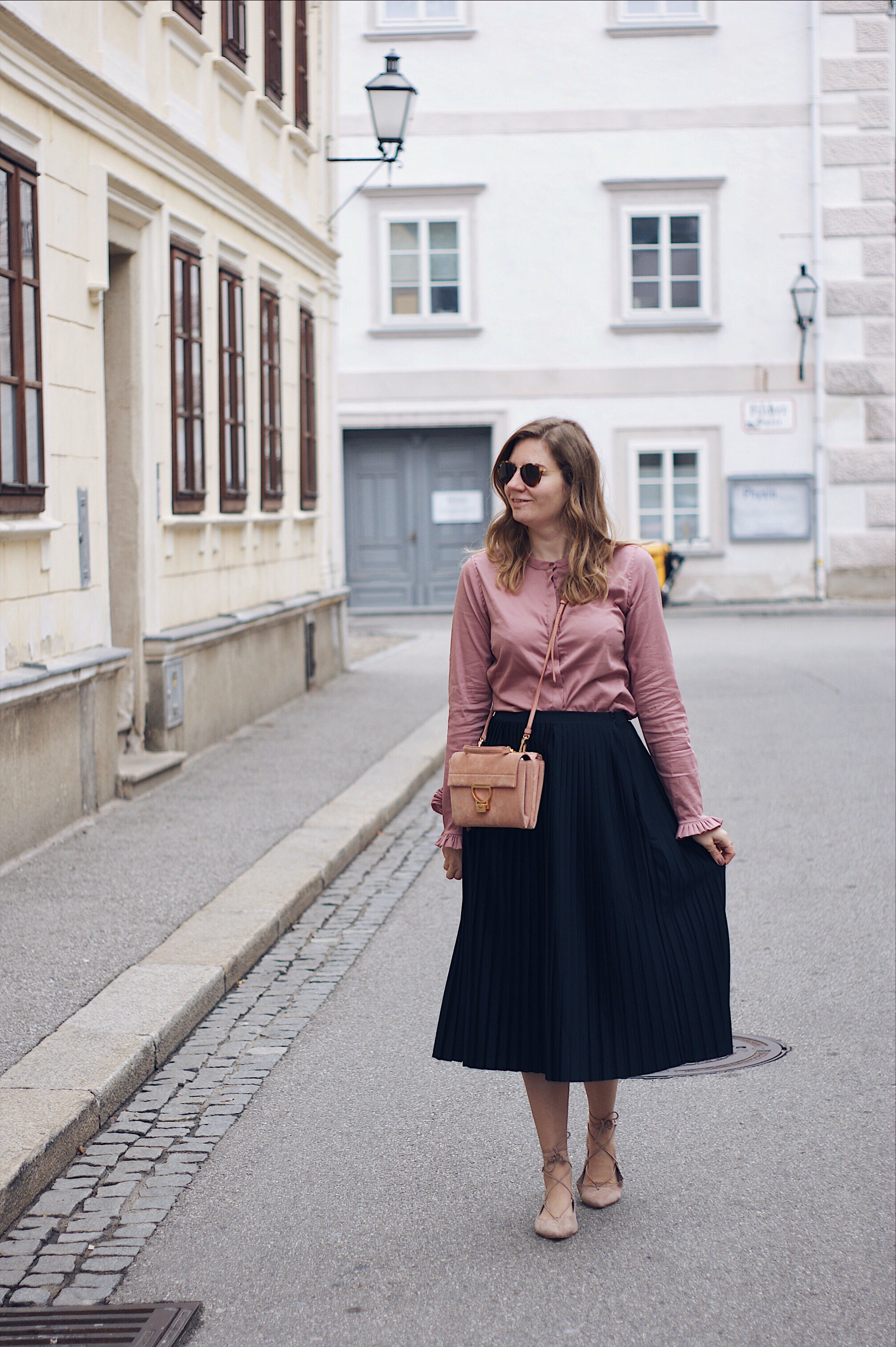 Streetstyle Herbst Outfit mit Plisseerock, Bluse und Sling Pumps