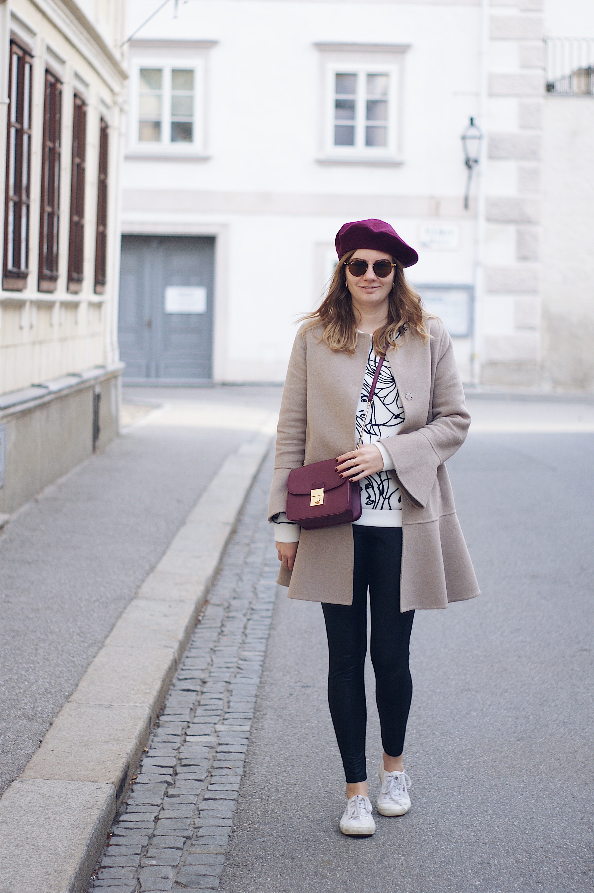 Herbst Streetstyle Outfit mit Mantel und Baskenmütze 