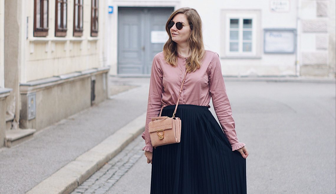 Streetstyle Herbst Outfit mit Plisseerock, Bluse und Sling Pumps