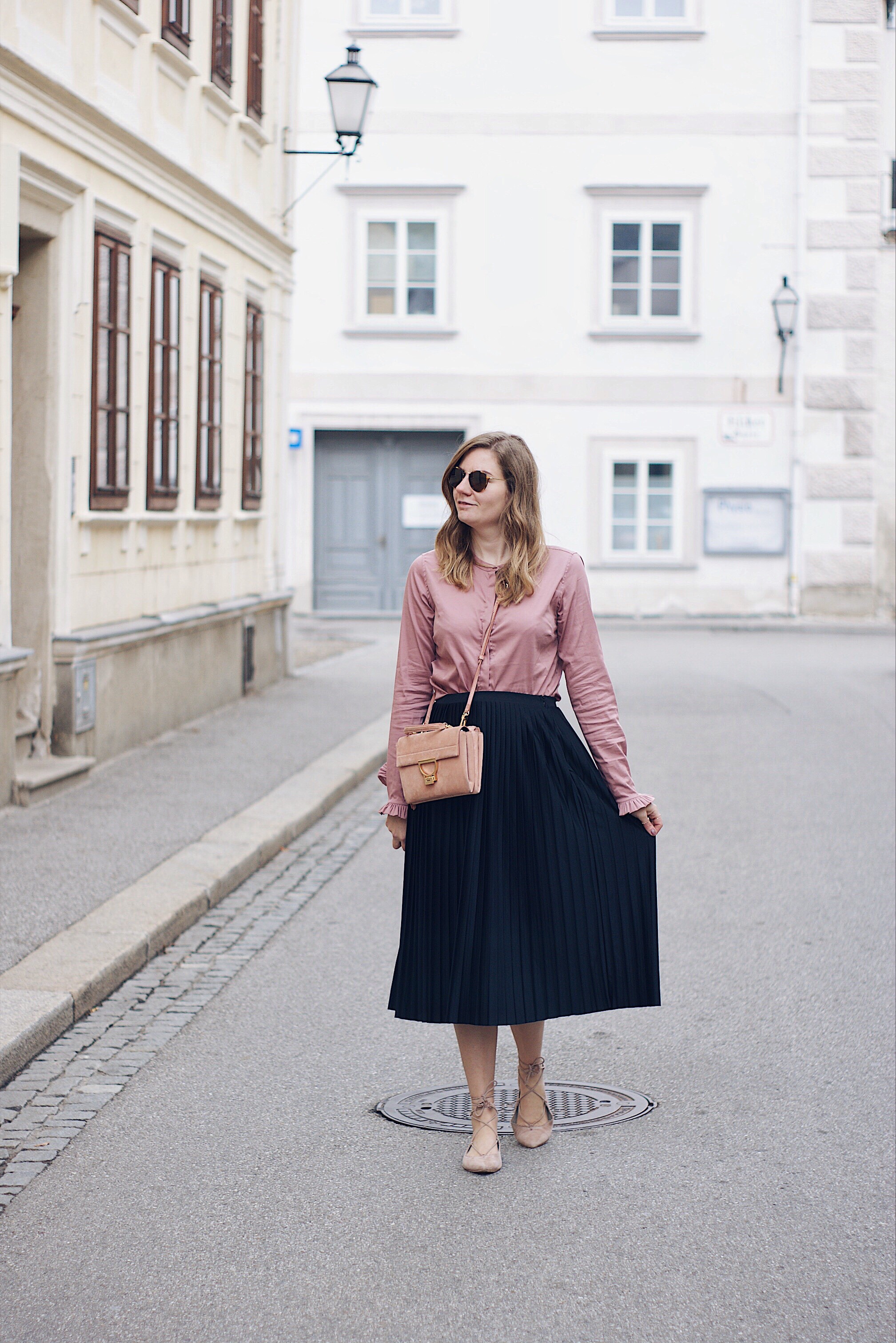 Streetstyle Herbst Outfit mit Plisseerock, Bluse und Sling Pumps