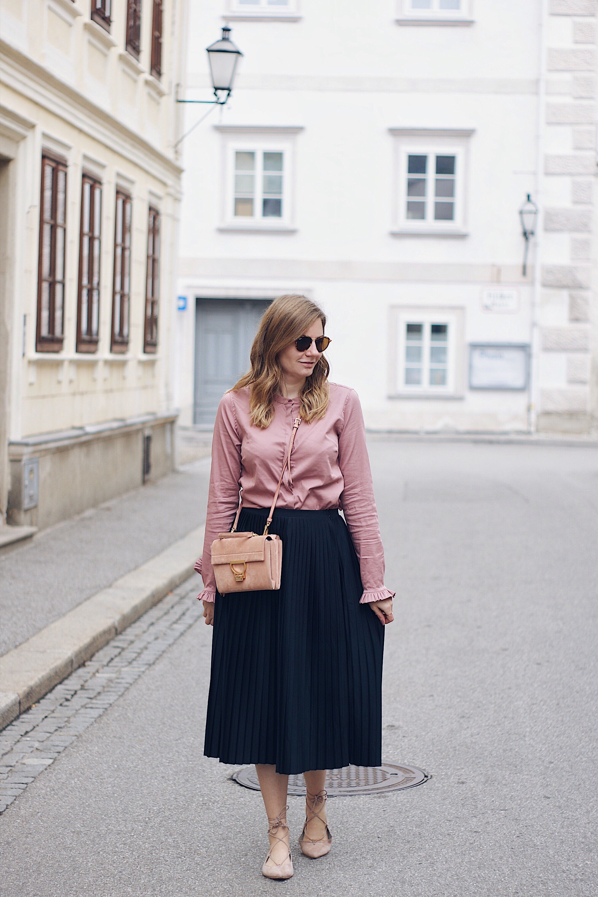 Streetstyle Herbst Outfit mit Plisseerock, Bluse und Sling Pumps