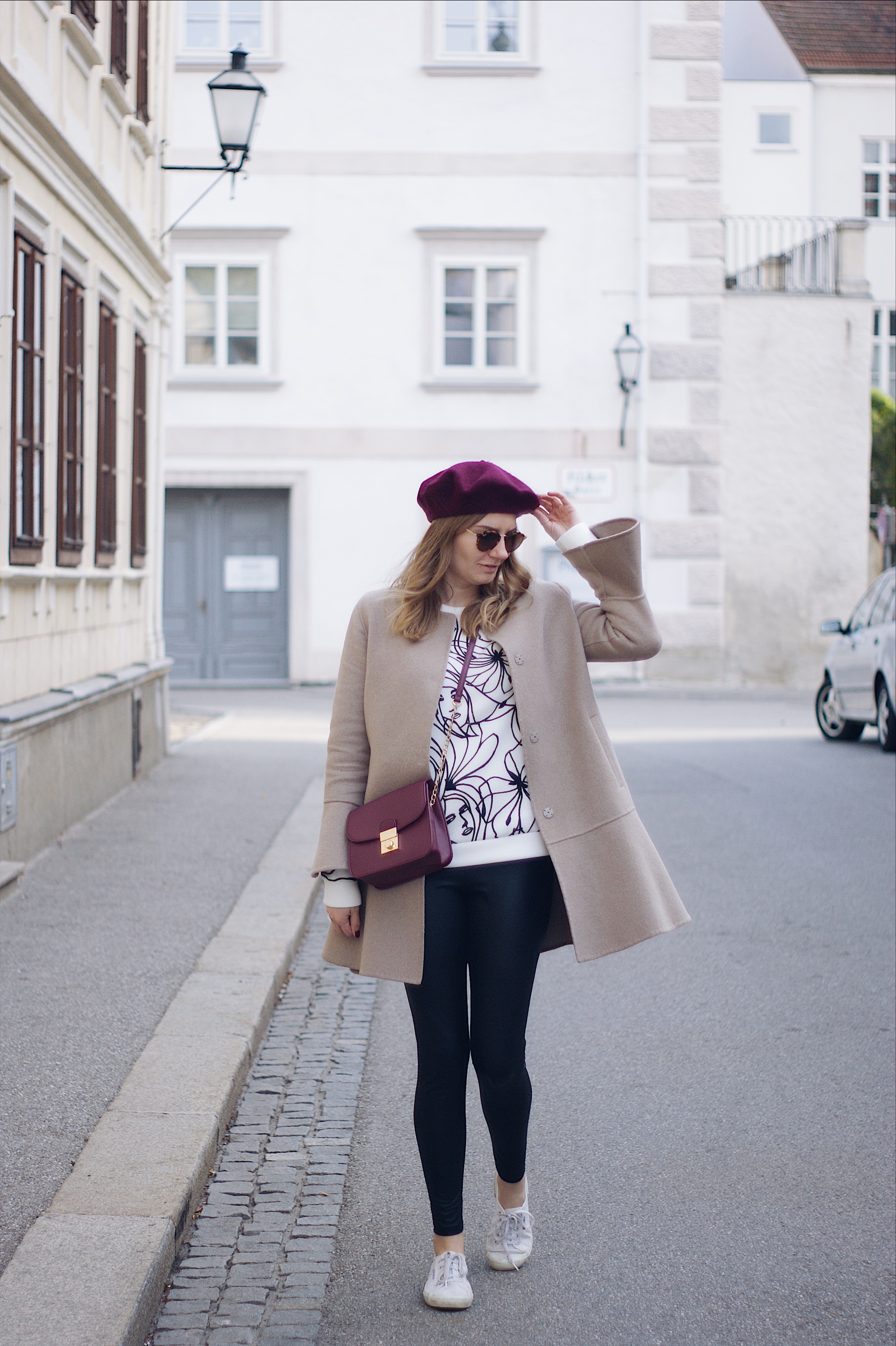 Herbst Streetstyle Outfit mit Mantel und Baskenmütze 