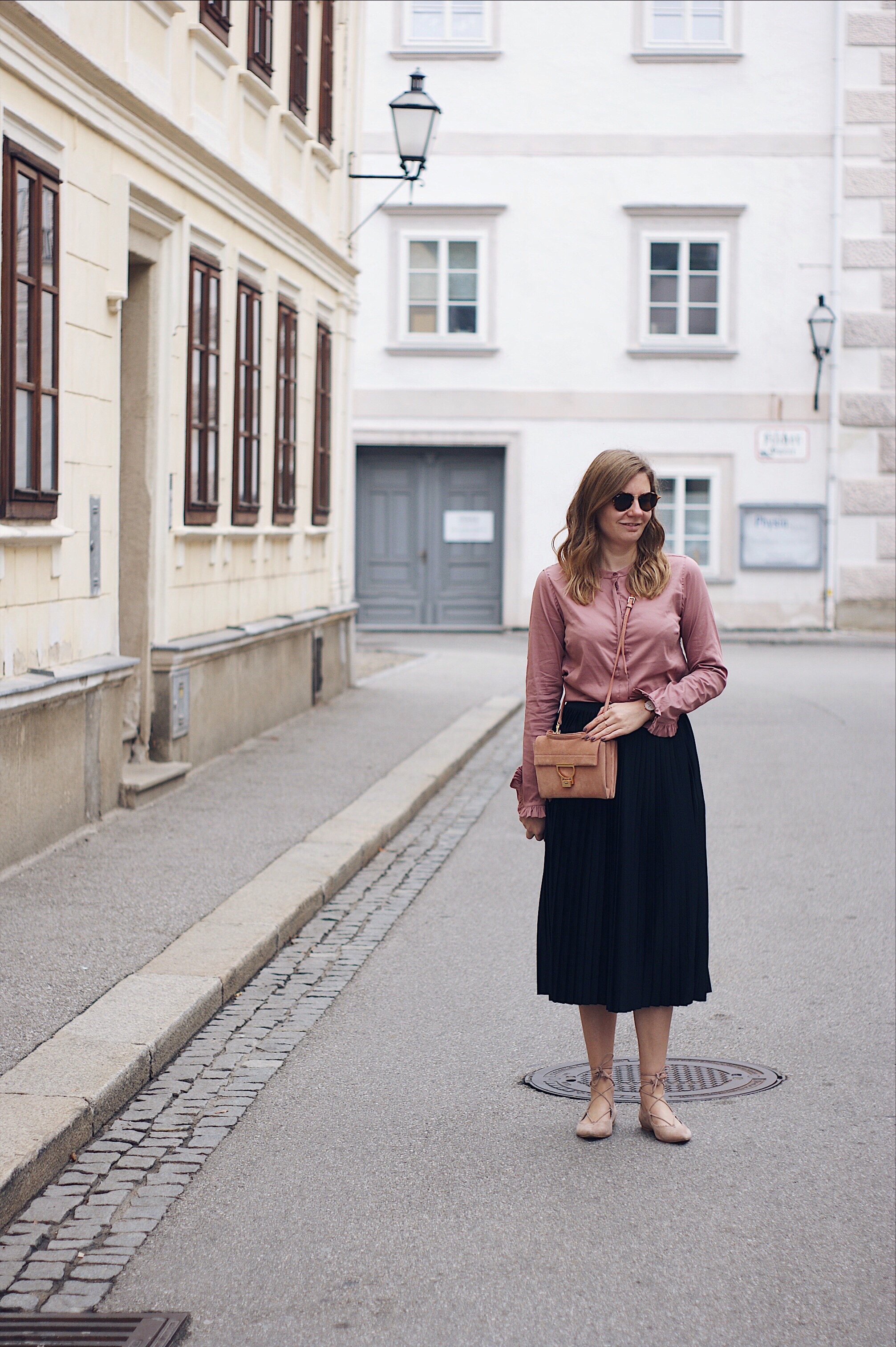 Streetstyle Herbst Outfit mit Plisseerock, Bluse und Sling Pumps