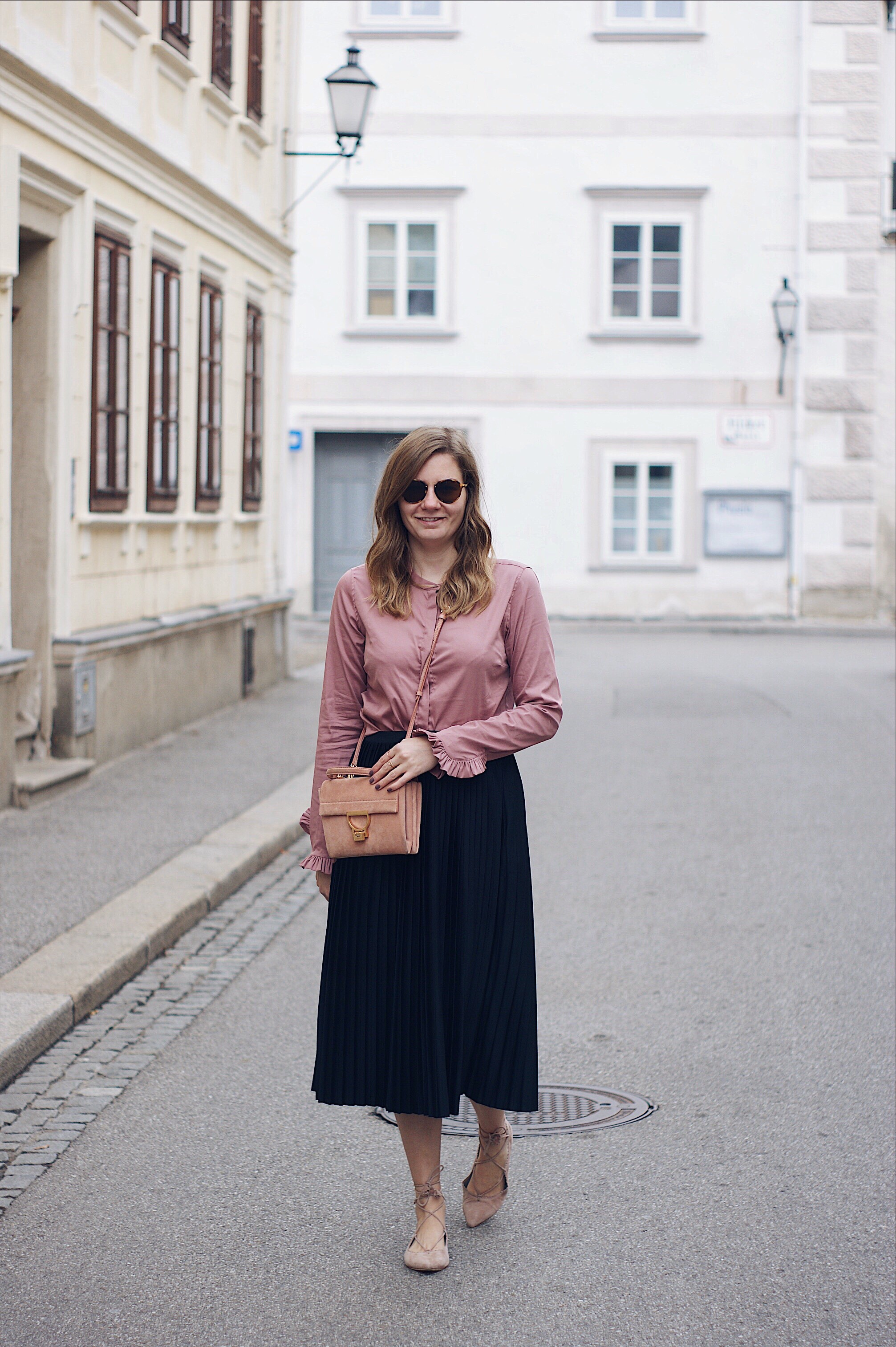 Streetstyle Herbst Outfit mit Plisseerock, Bluse und Sling Pumps