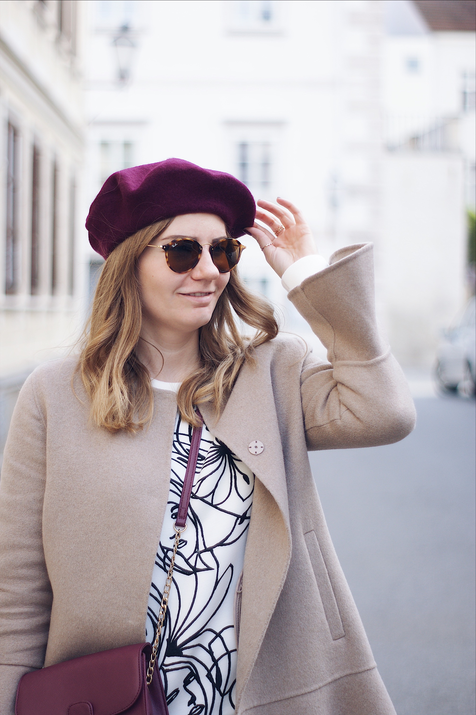 Herbst Streetstyle Outfit mit Mantel und Baskenmütze 