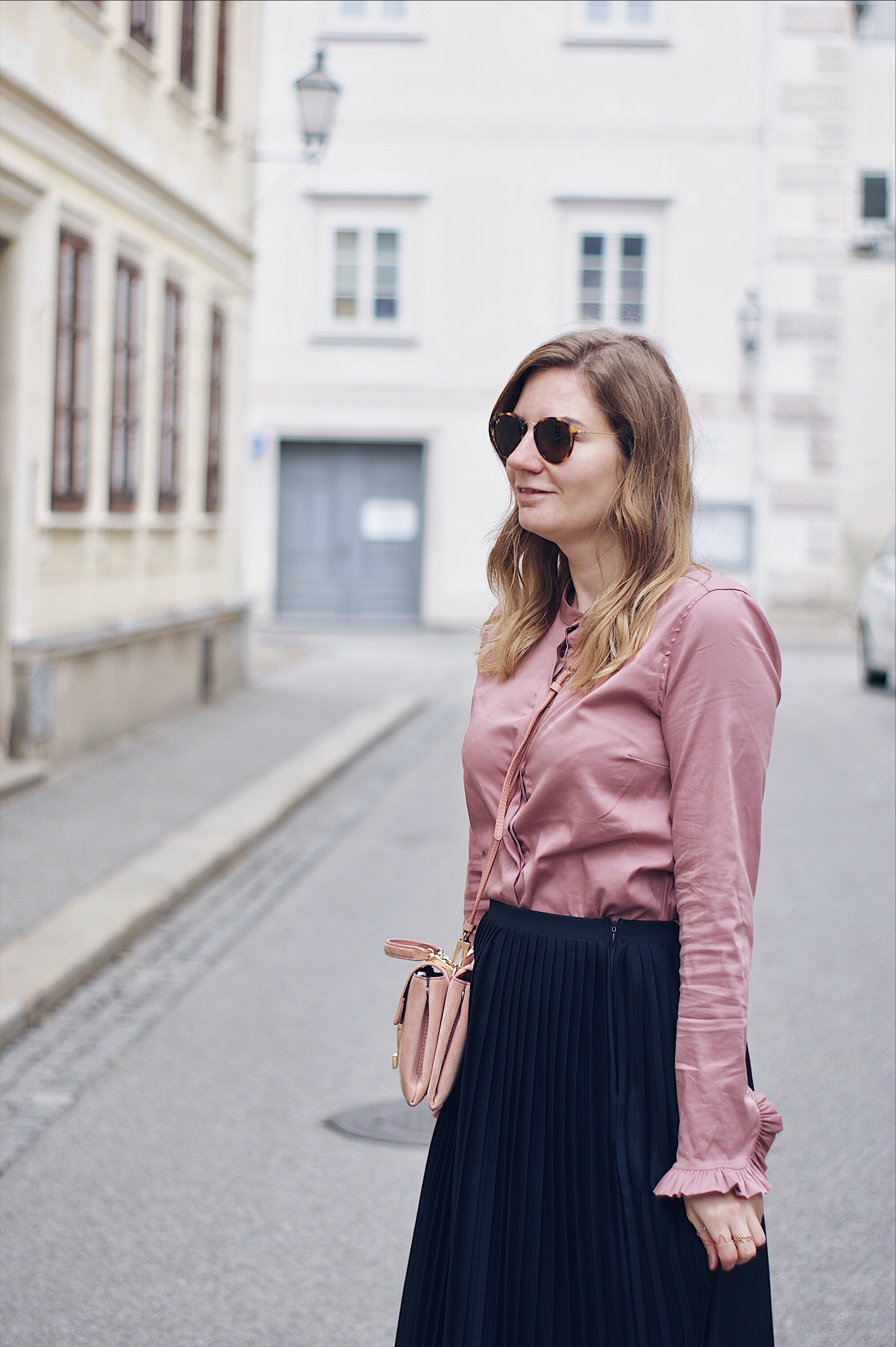 Streetstyle Herbst Outfit mit Plisseerock, Bluse und Sling Pumps