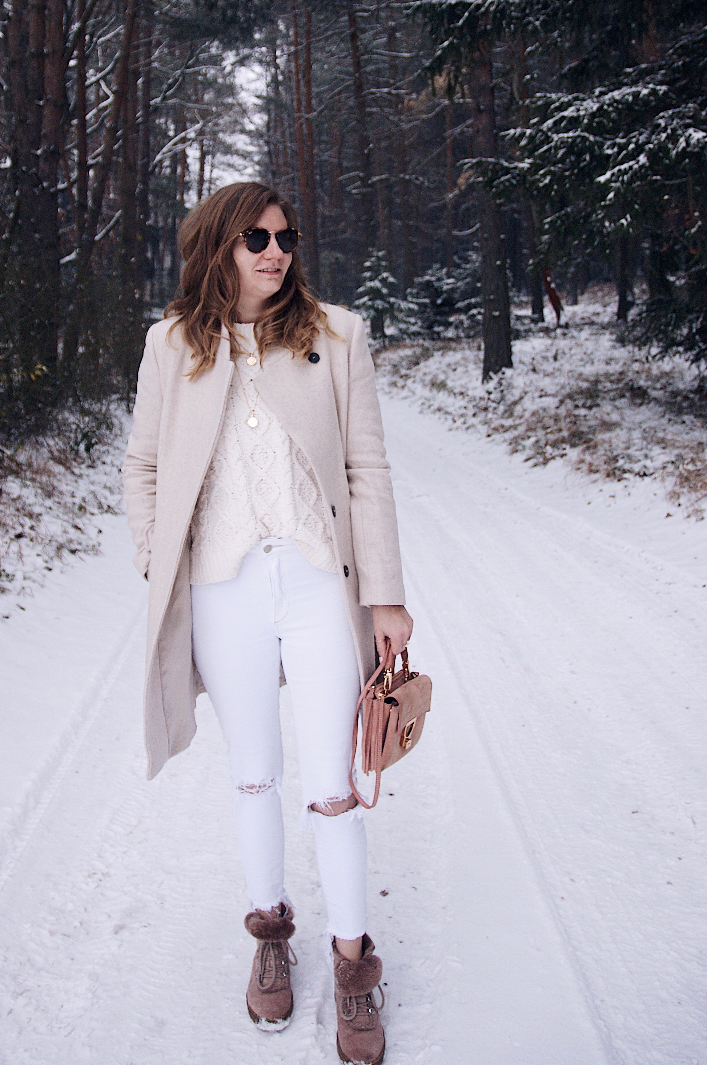 Winter Streetstyle Outfit mit Mantel, Pullover, Jeans und Boots