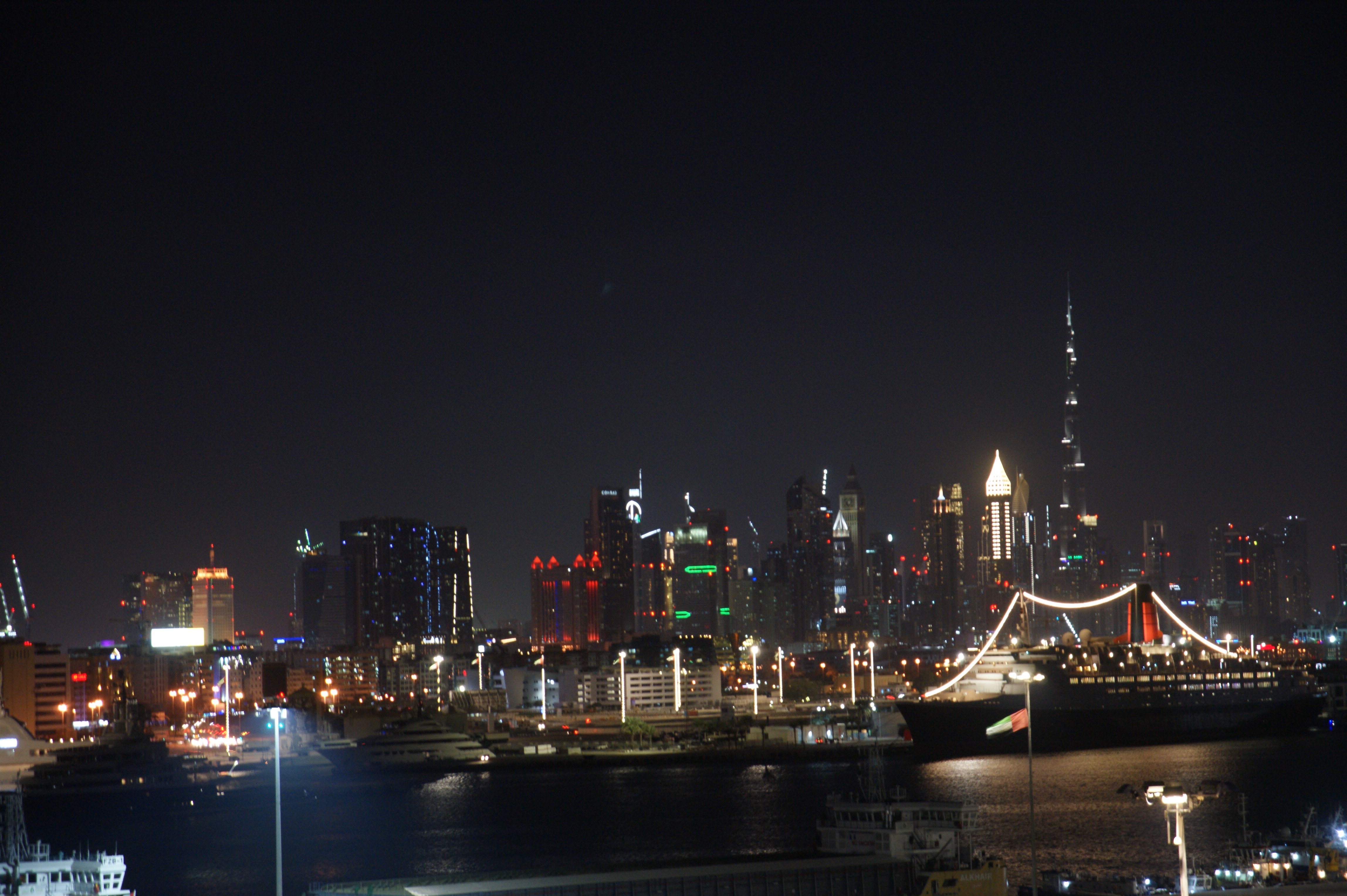 Dubai Skyline am Abend