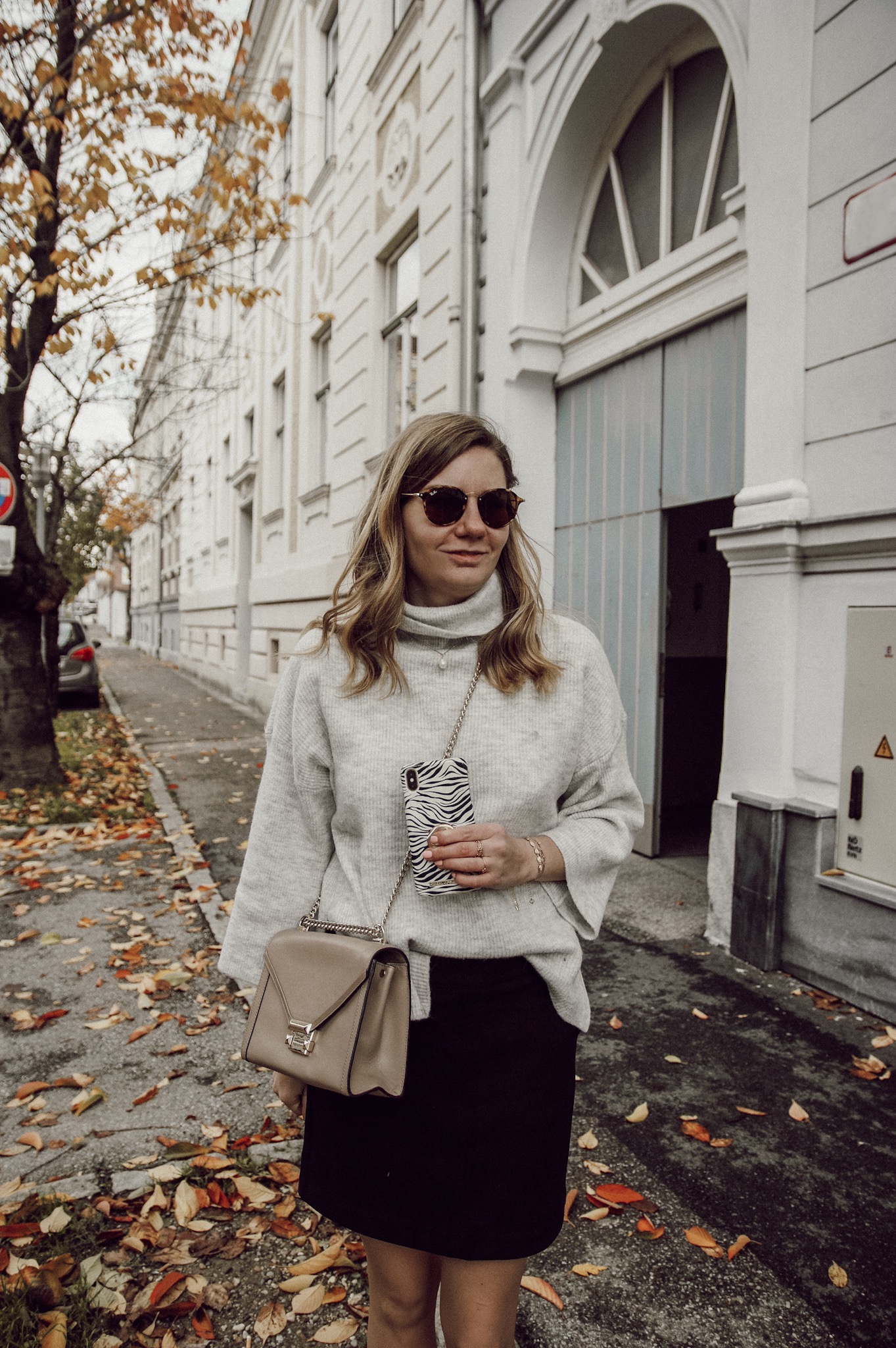 Outfit mit Lederrock schwarz beige