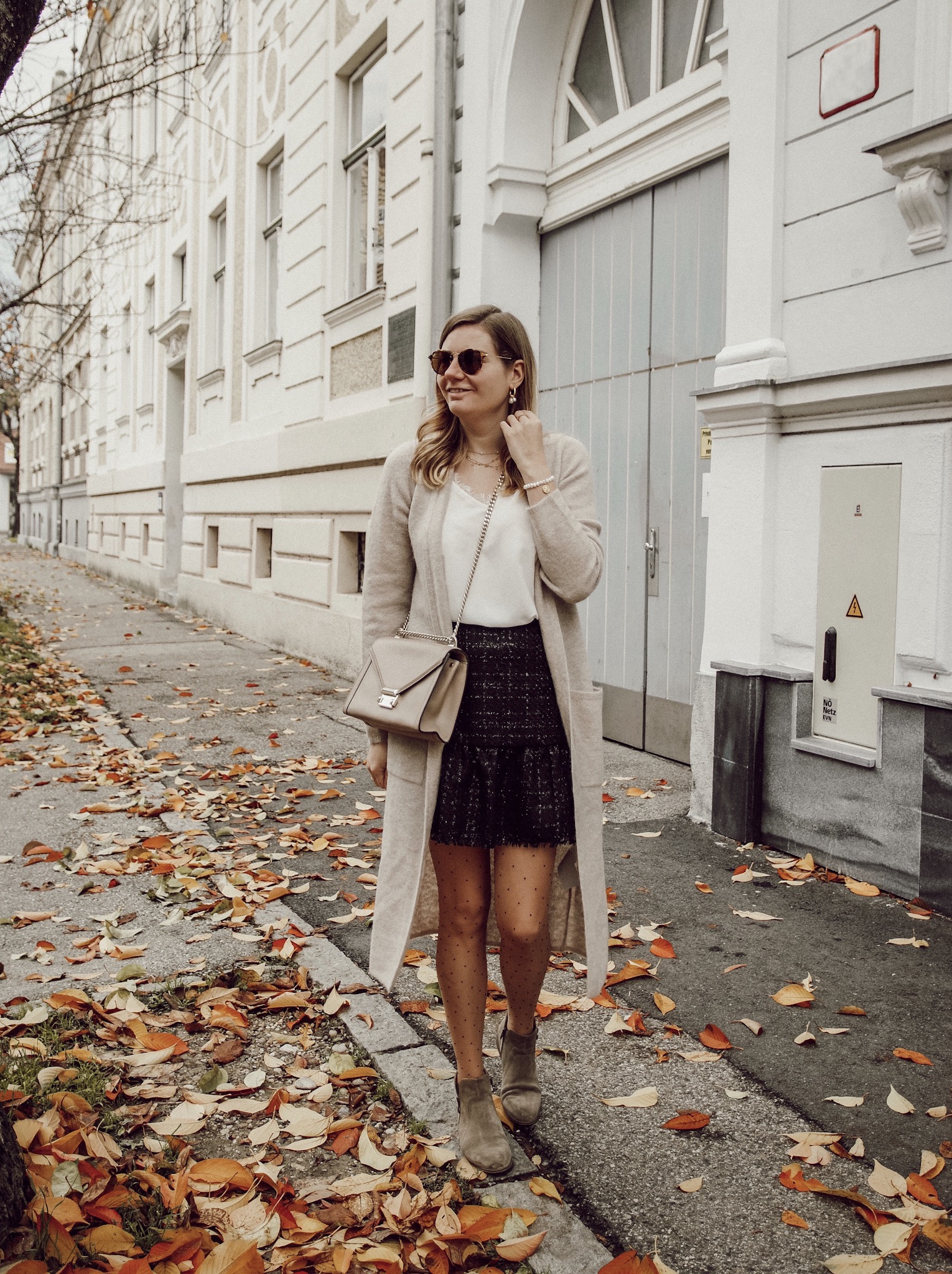 Outfit mit Lederrock schwarz beige und Long Cardigan