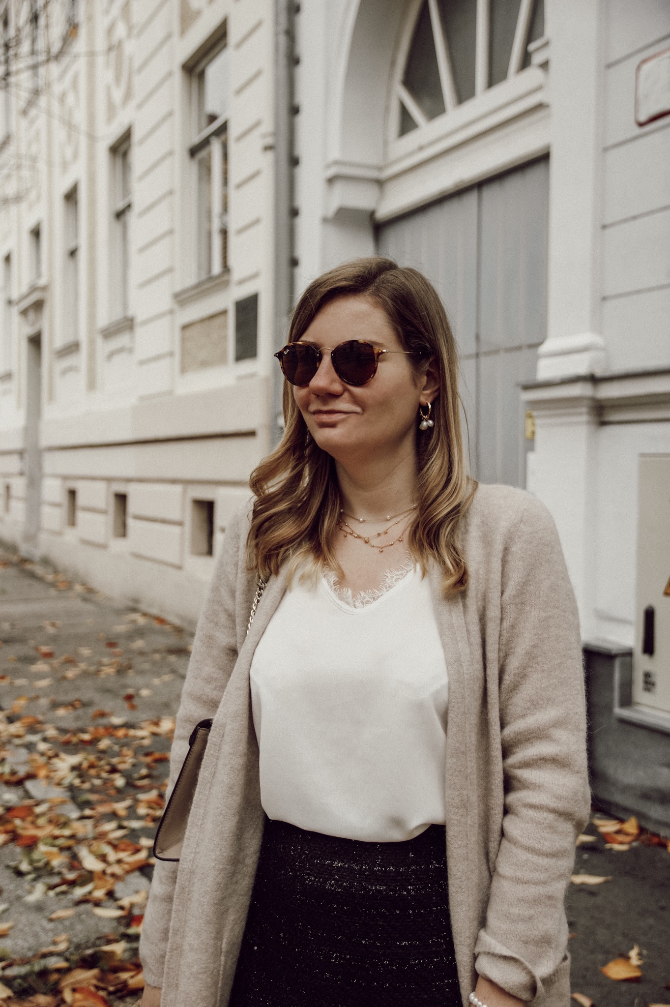 Outfit mit Lederrock schwarz beige und Long Cardigan