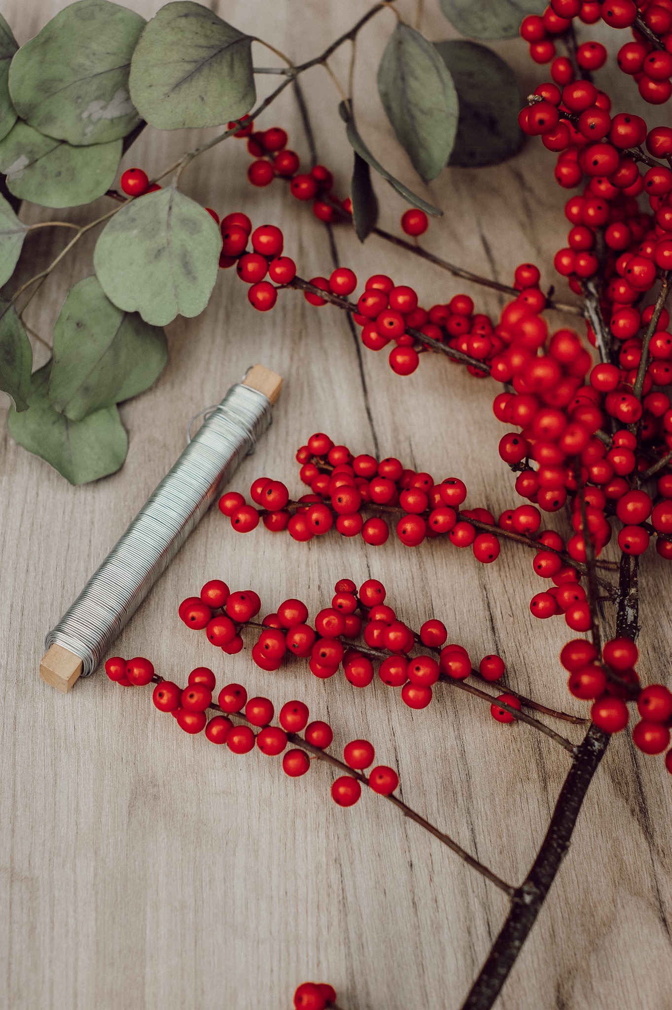 Adventskranz aus Illex und Eucalyptus 