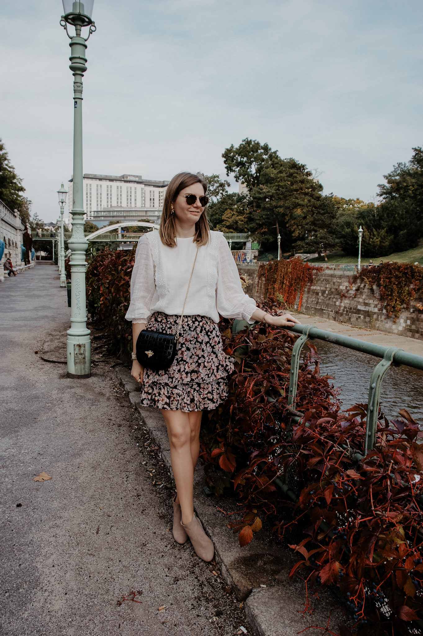 Herbstoutfit Sezane Bluse, Rock, Stiefeletten La Shoe