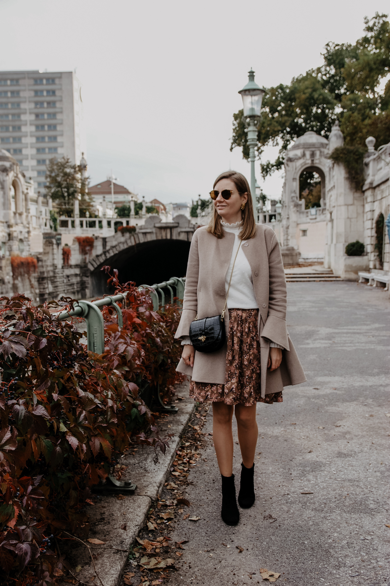 Outfit Herbst mit Rock, Rollkragenpullover und Stiefeletten
