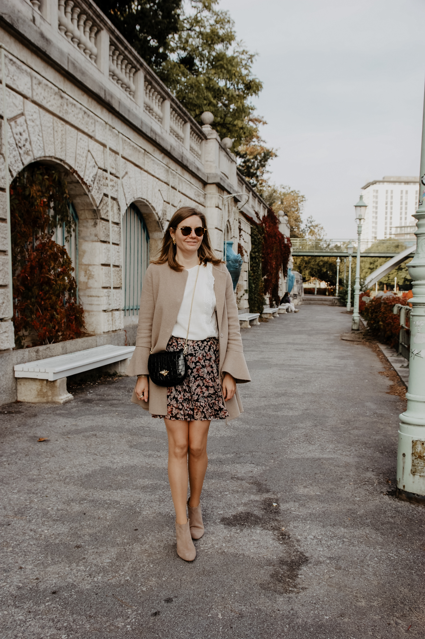 Herbstoutfit Sezane Bluse, Rock, Stiefeletten La Shoe