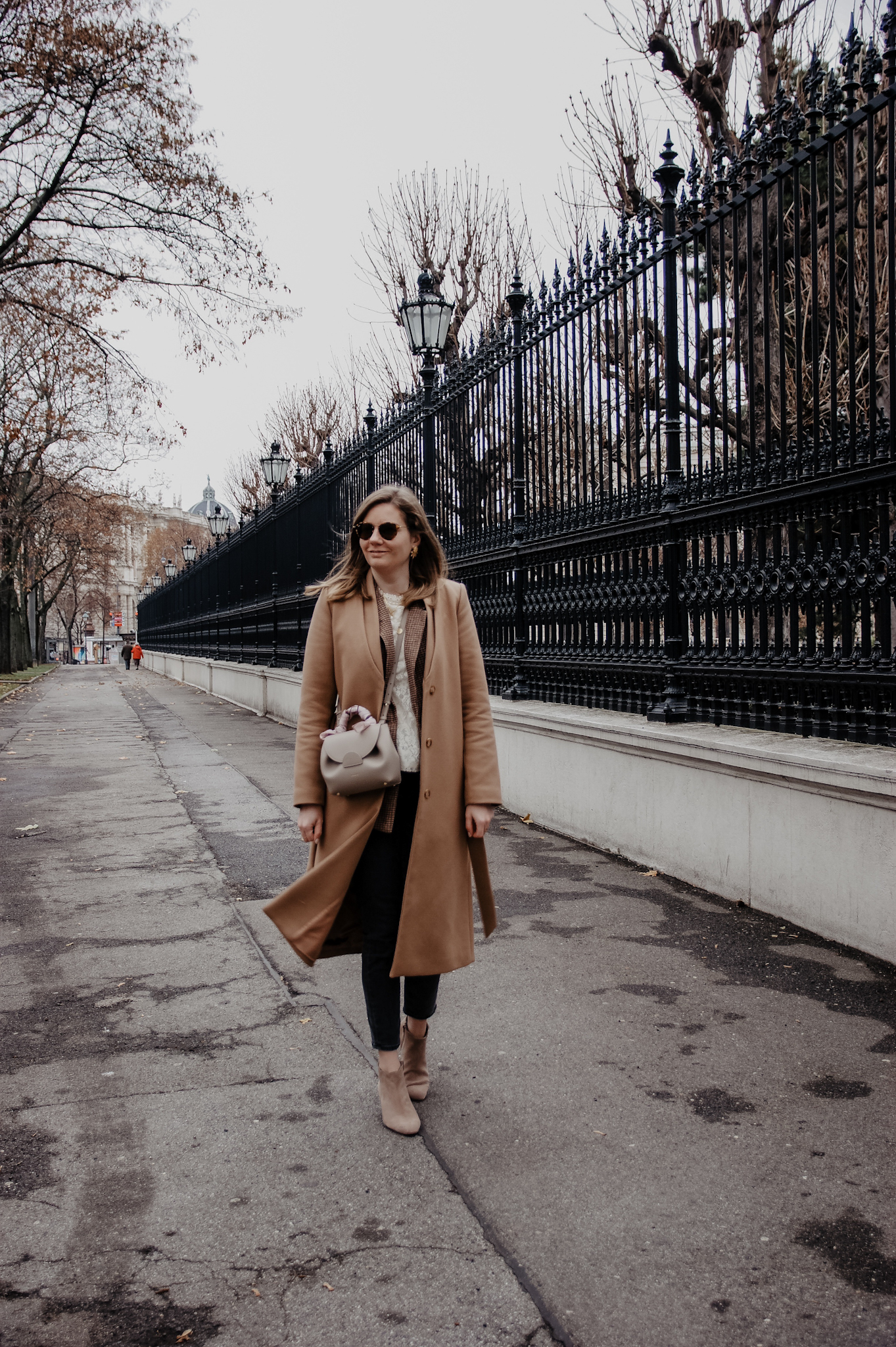 camel coat Winter Outfit Blazer, Jeans, Polene, Bluse