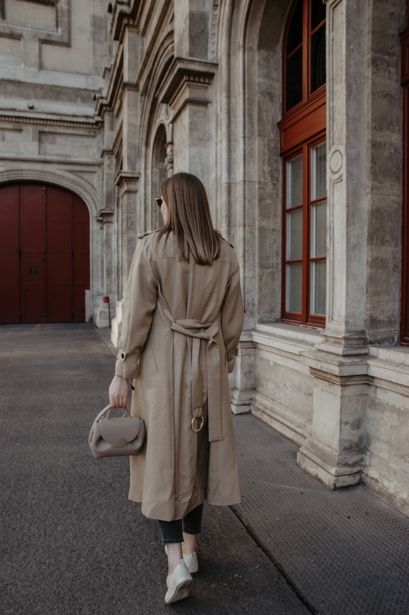 Klassische Trenchcoat Outfit im Frühling 