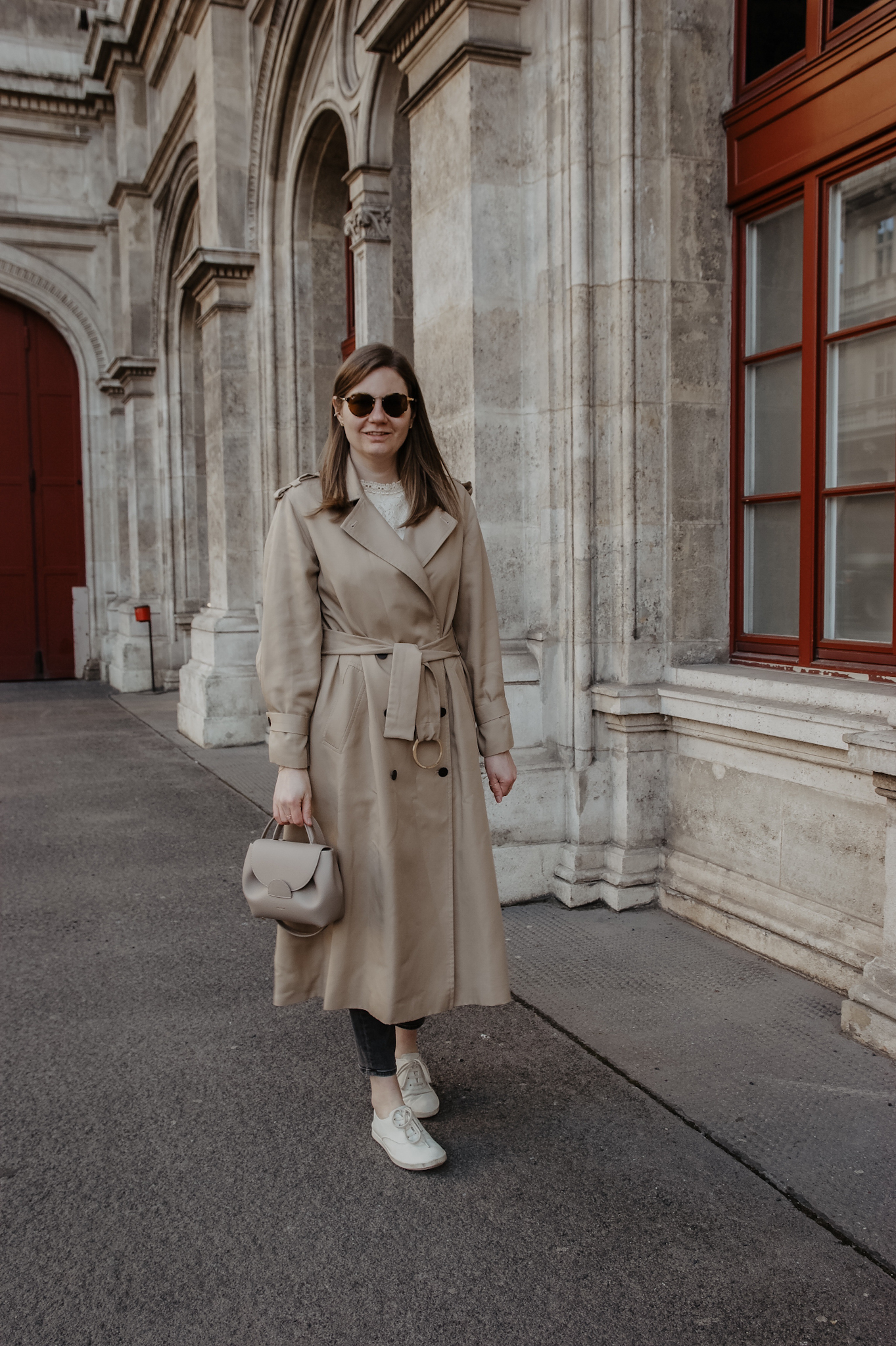 Klassische Trenchcoat Outfit im Frühling 