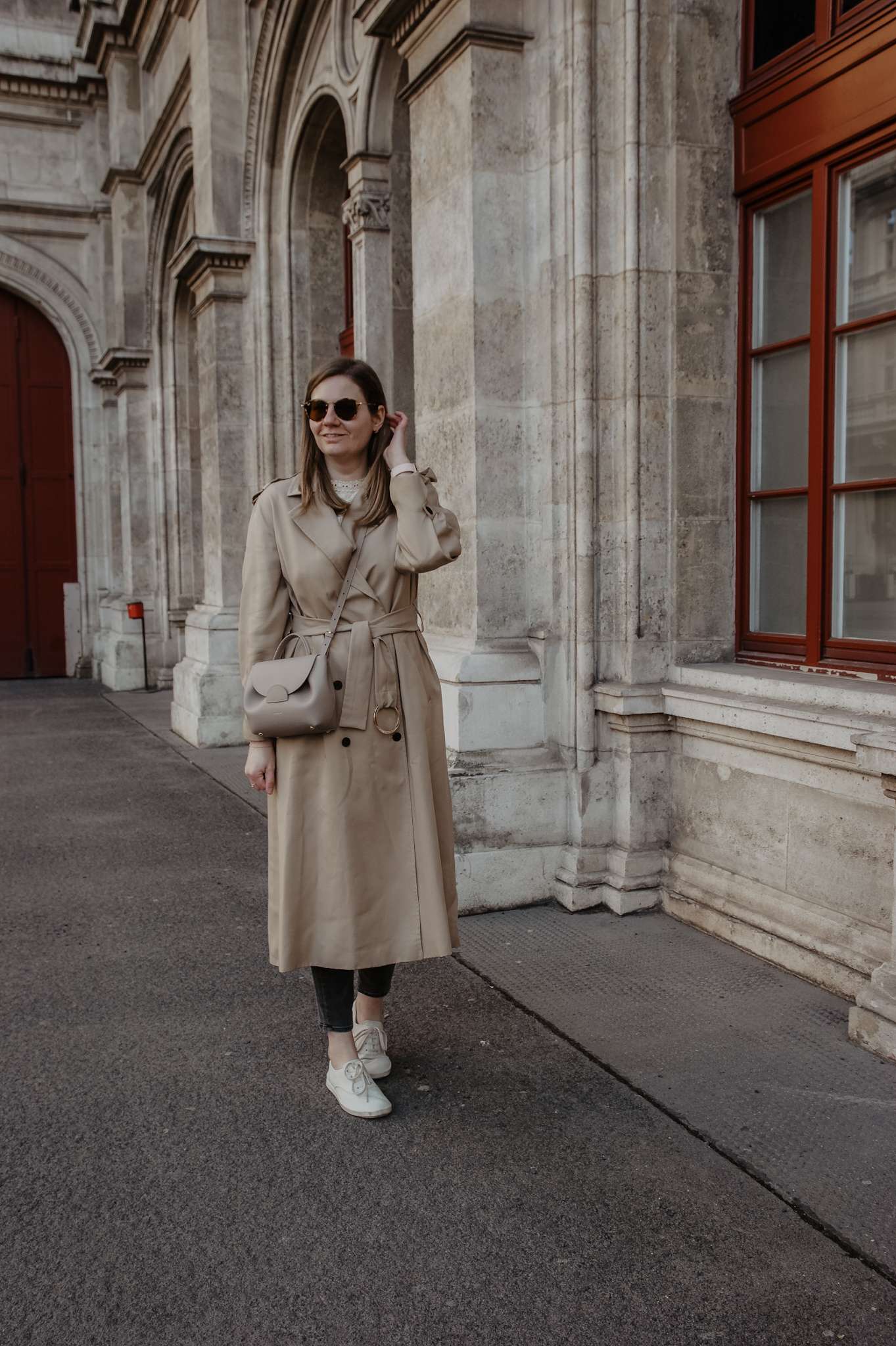 Klassische Trenchcoat Outfit im Frühling 