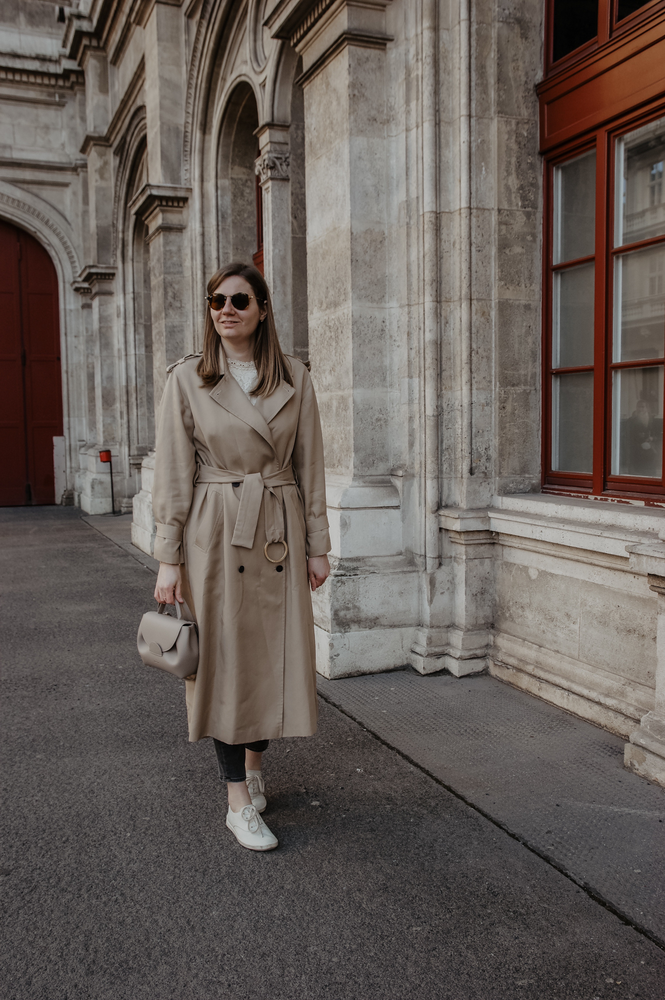 Klassische Trenchcoat Outfit im Frühling 