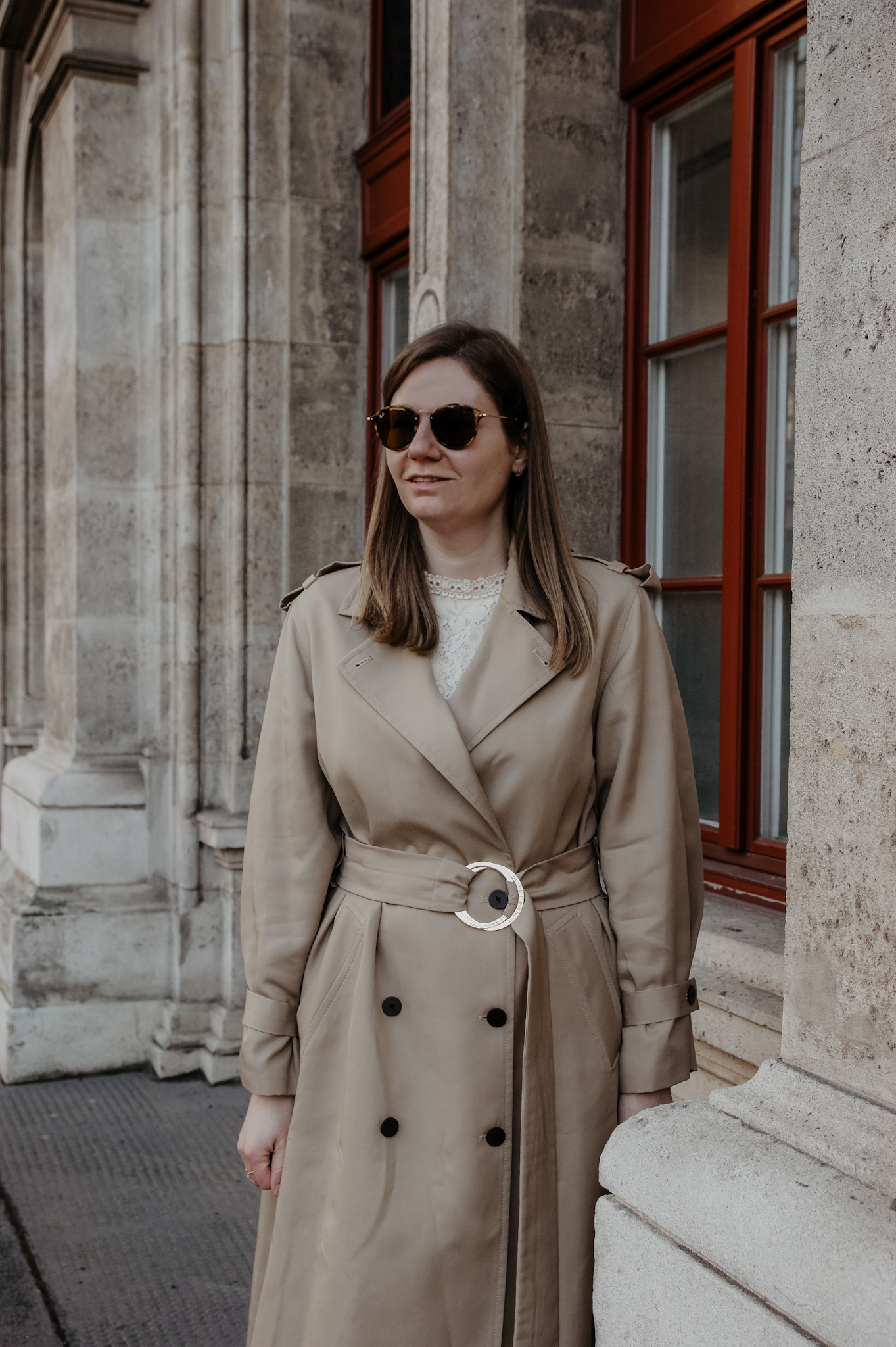 Klassische Trenchcoat Outfit im Frühling 