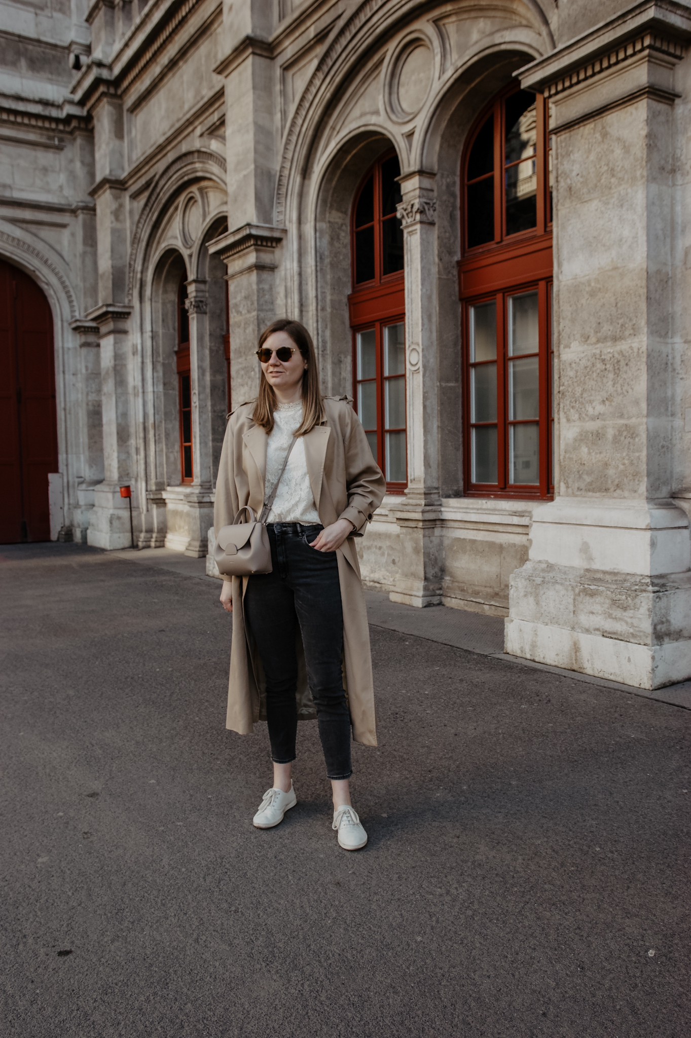 Klassische Trenchcoat Outfit im Frühling 