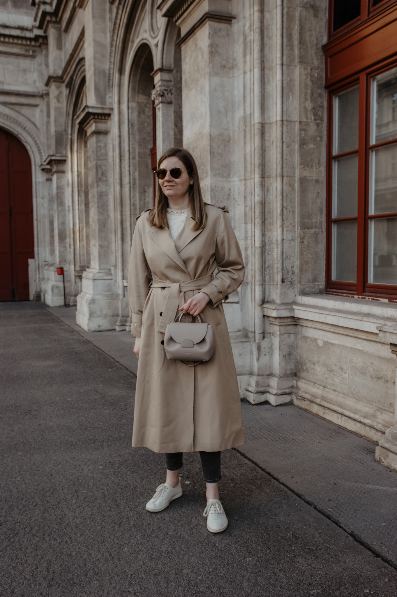 Klassische Trenchcoat Outfit im Frühling 