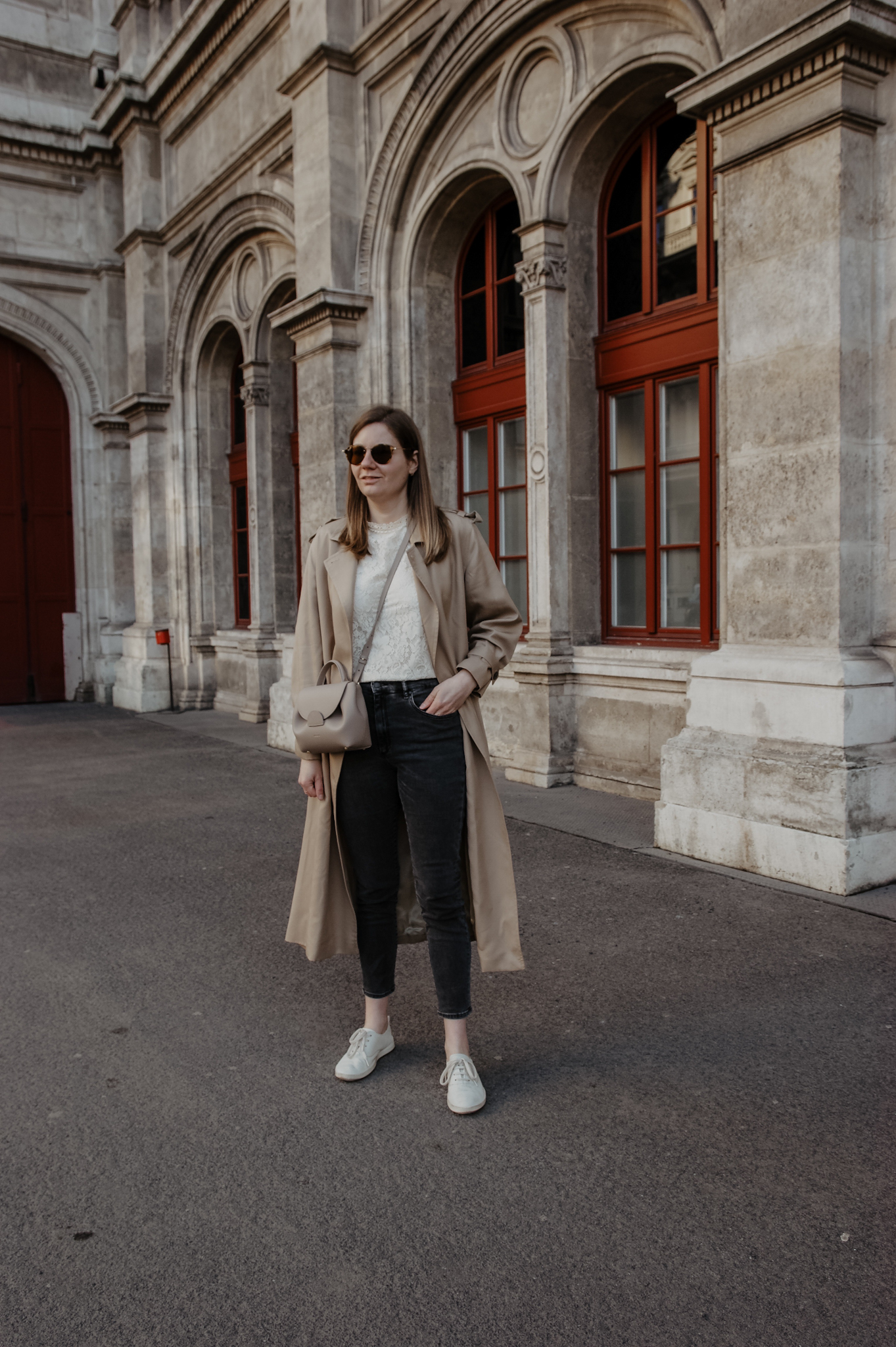 Klassische Trenchcoat Outfit im Frühling 