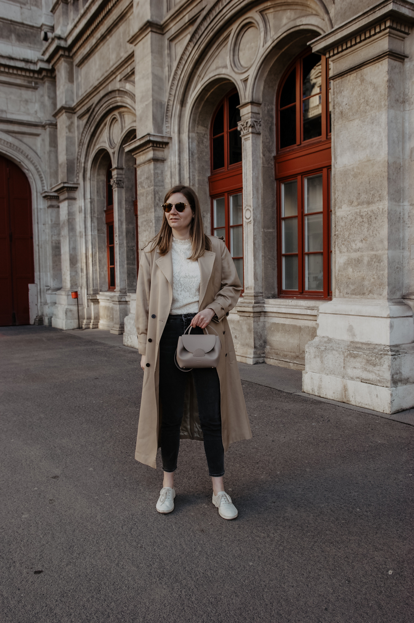 Klassische Trenchcoat Outfit im Frühling 