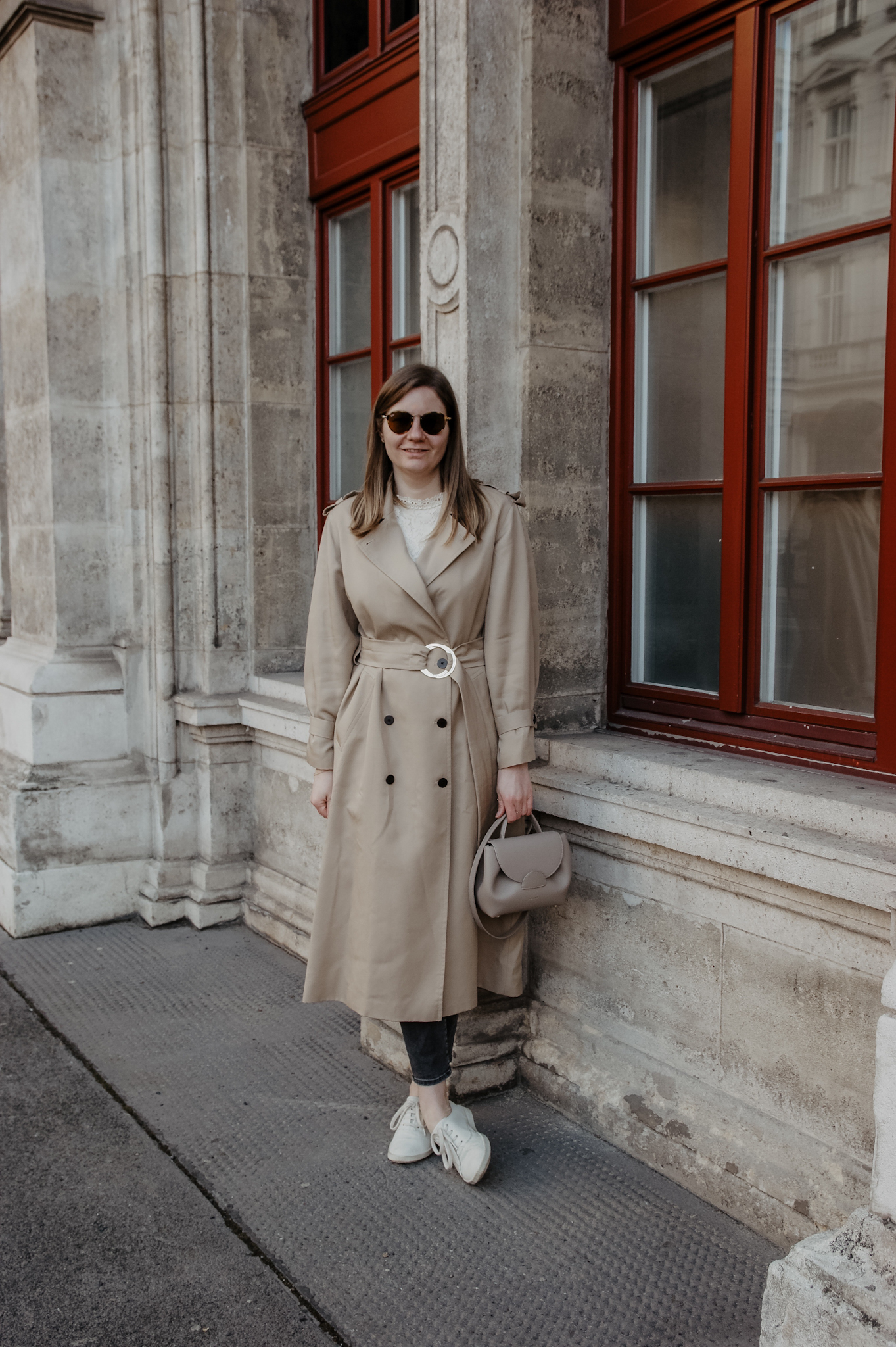 Klassische Trenchcoat Outfit im Frühling 