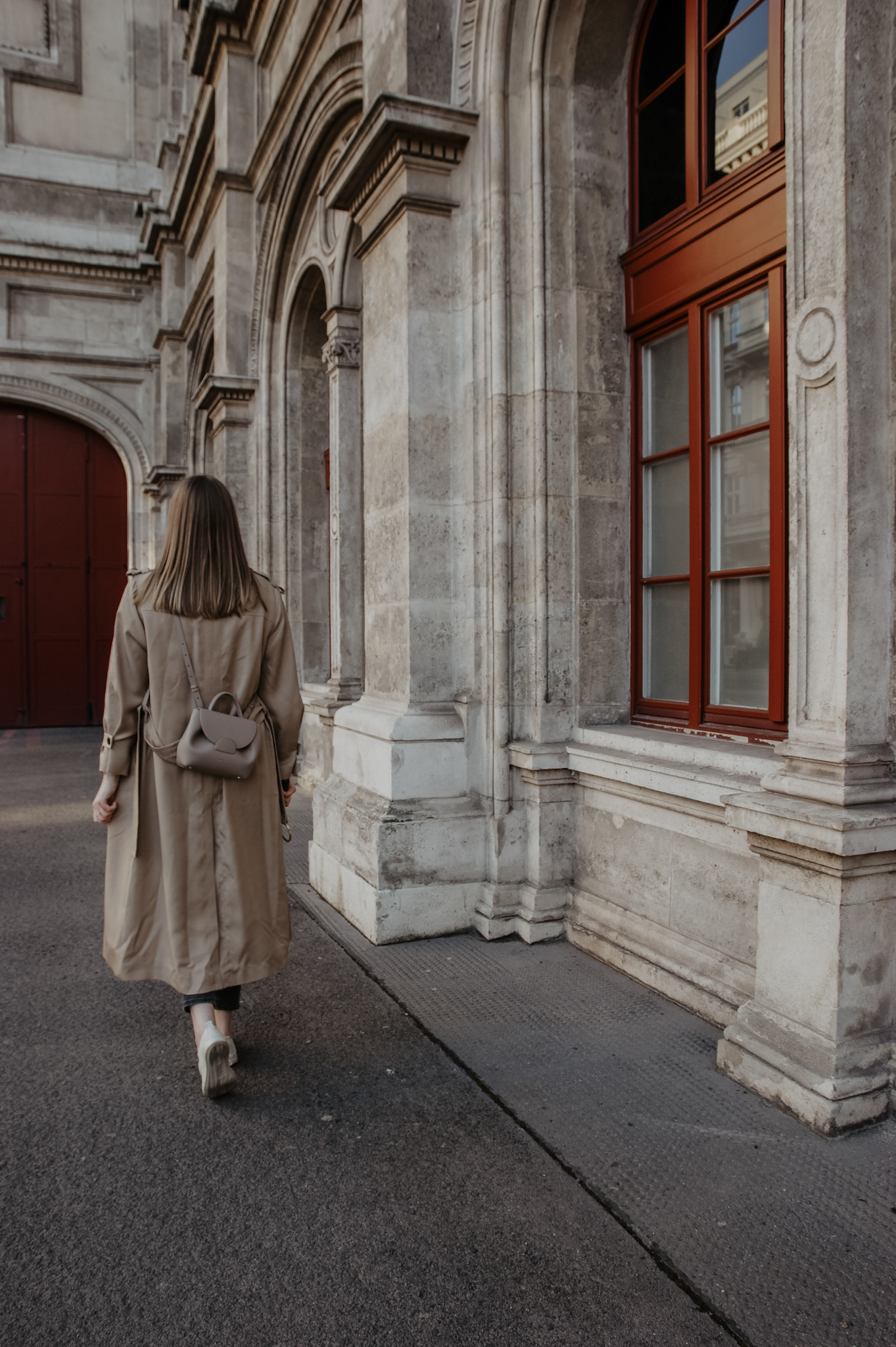 Klassische Trenchcoat Outfit im Frühling 