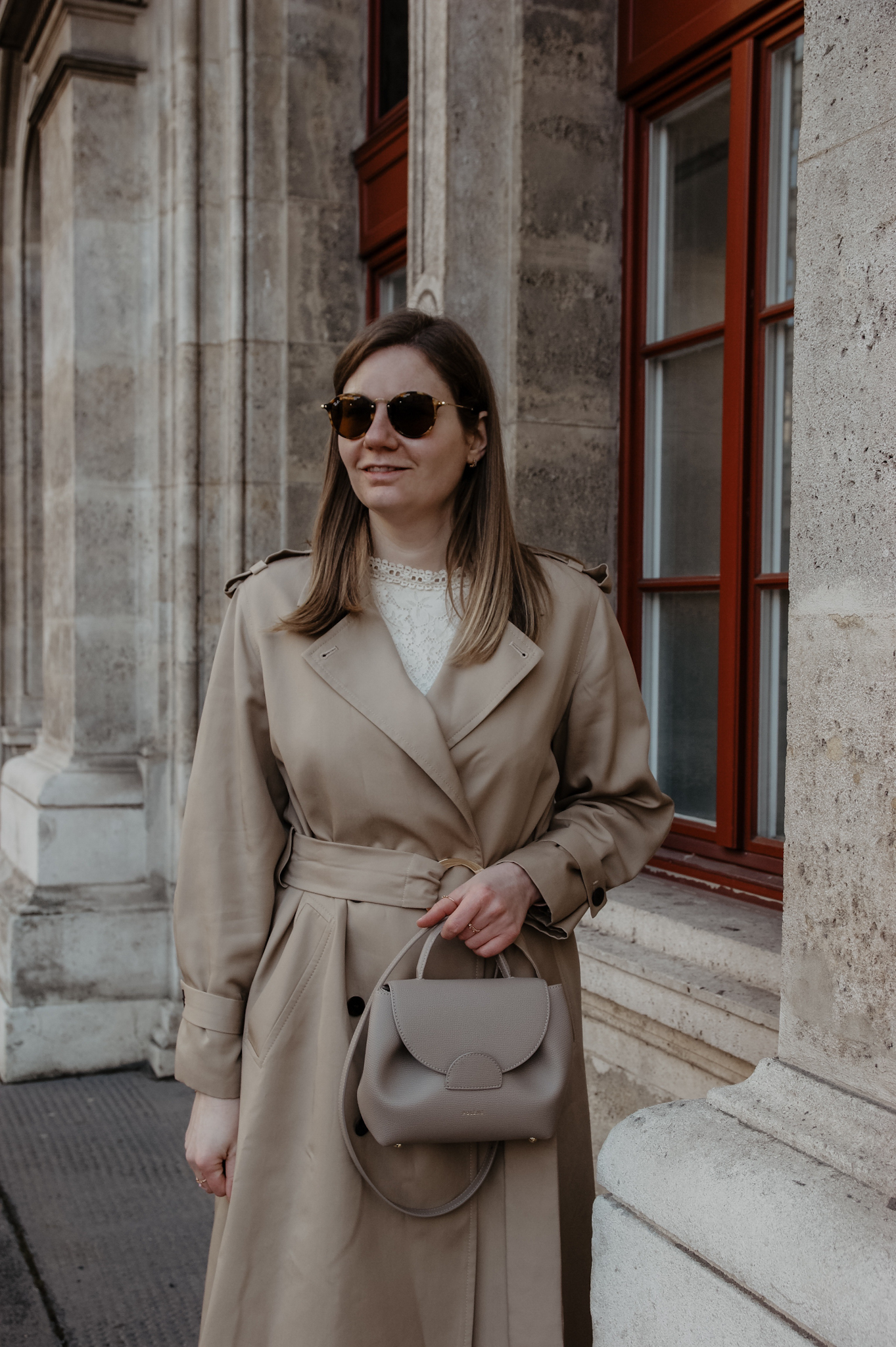 Klassische Trenchcoat Outfit im Frühling 