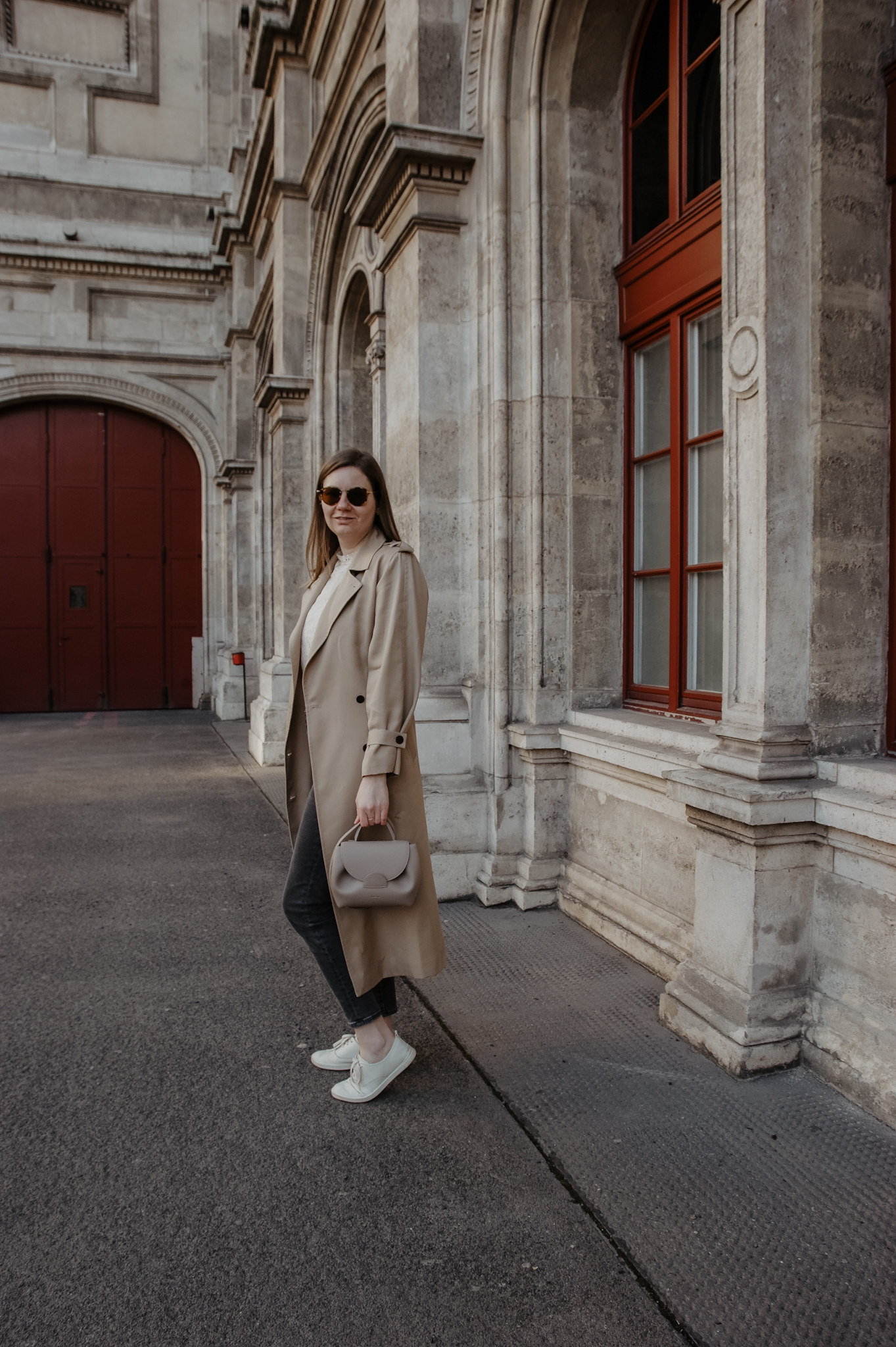 Klassische Trenchcoat Outfit im Frühling 