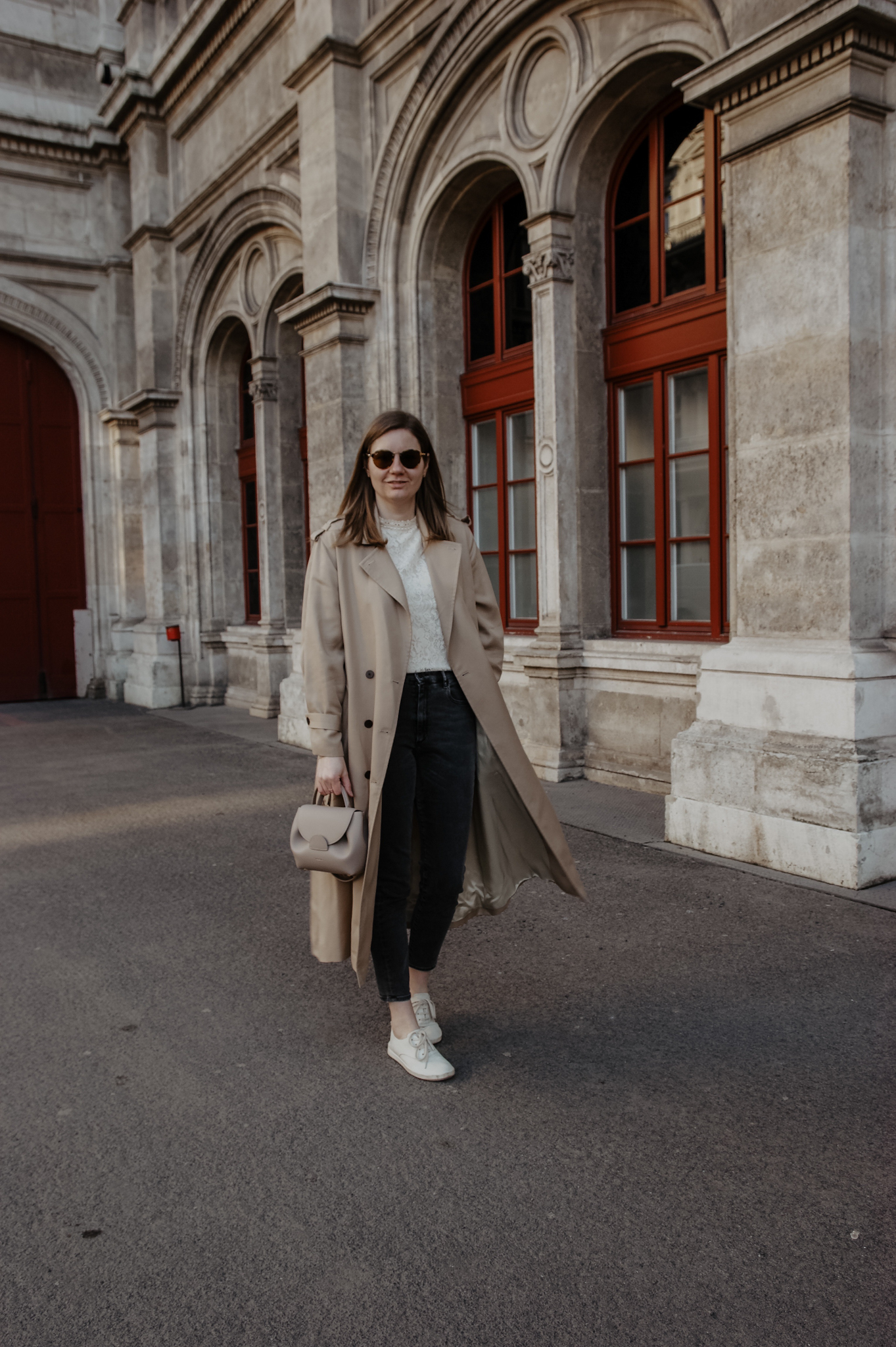 Klassische Trenchcoat Outfit im Frühling 