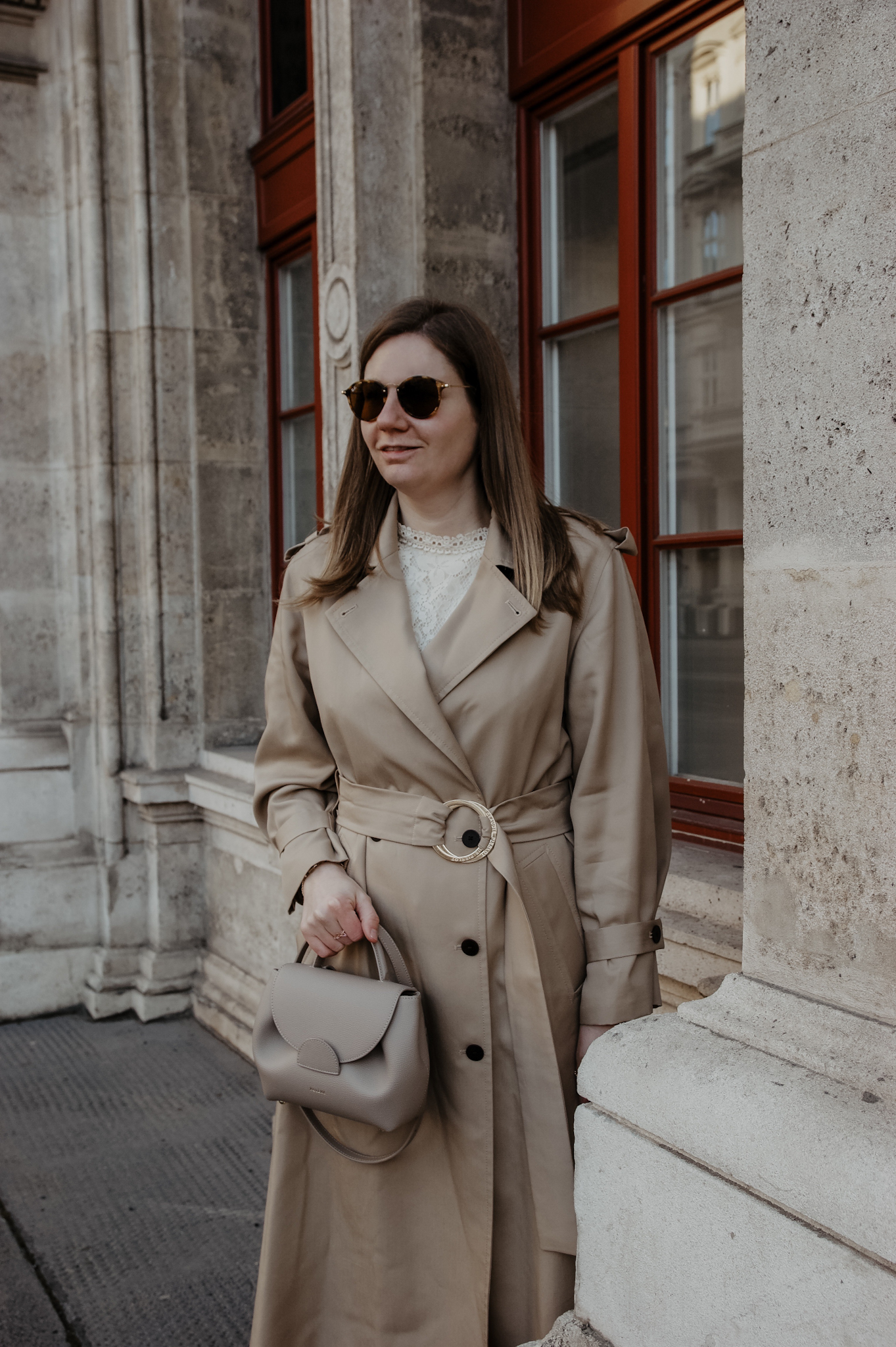 Klassische Trenchcoat Outfit im Frühling 