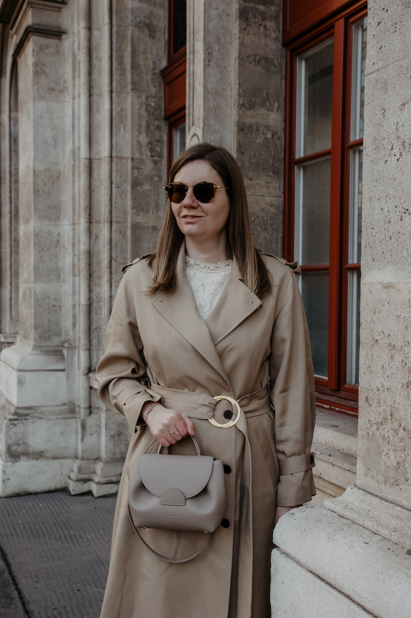 Klassische Trenchcoat Outfit im Frühling 