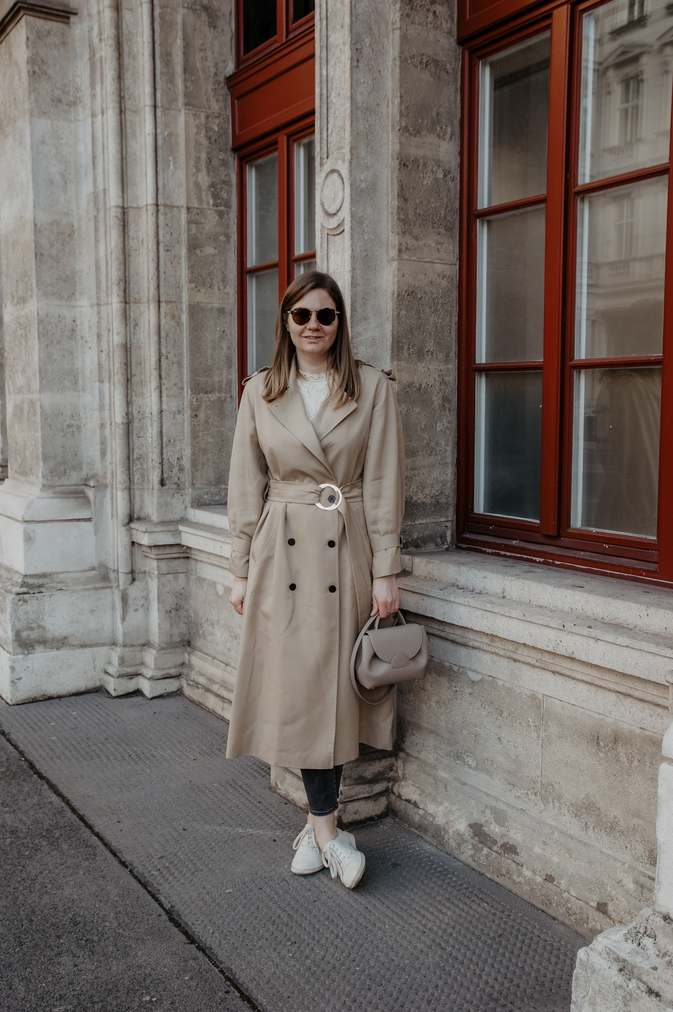 Klassische Trenchcoat Outfit im Frühling 